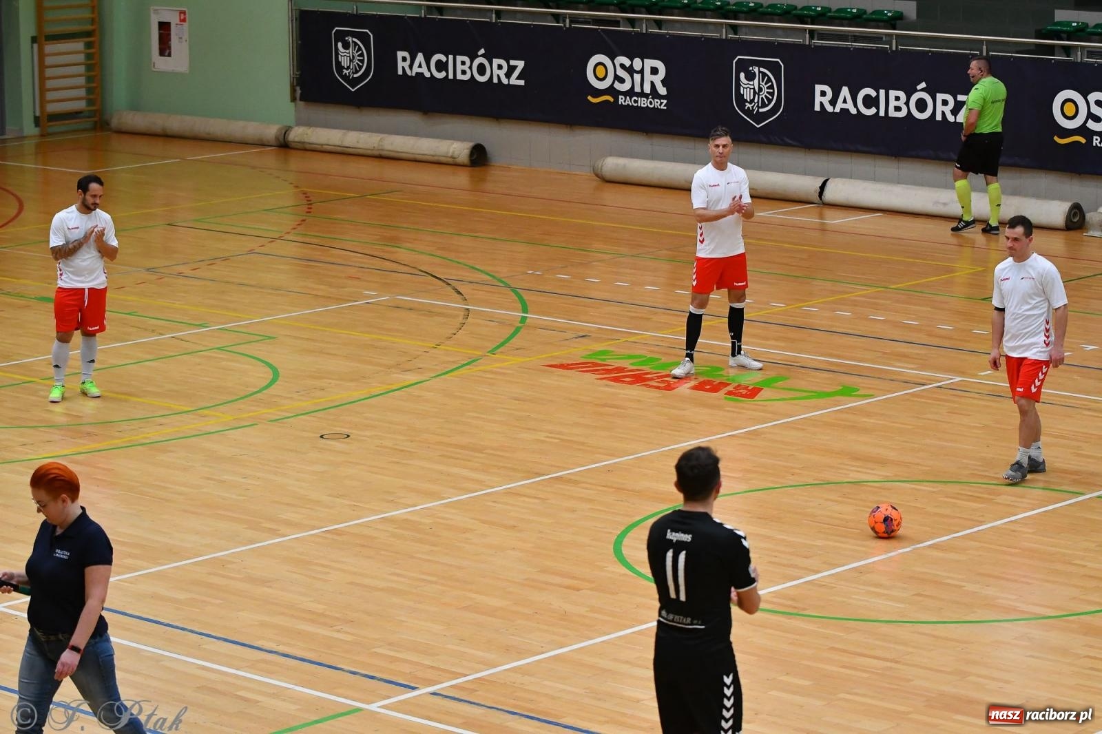 Zdjęcie w galerii na portalu naszraciborz.pl: Halowe emocje na start. Wróciły rozgrywki HLPN [FOTO i WYNIKI] wiadomości z regionu