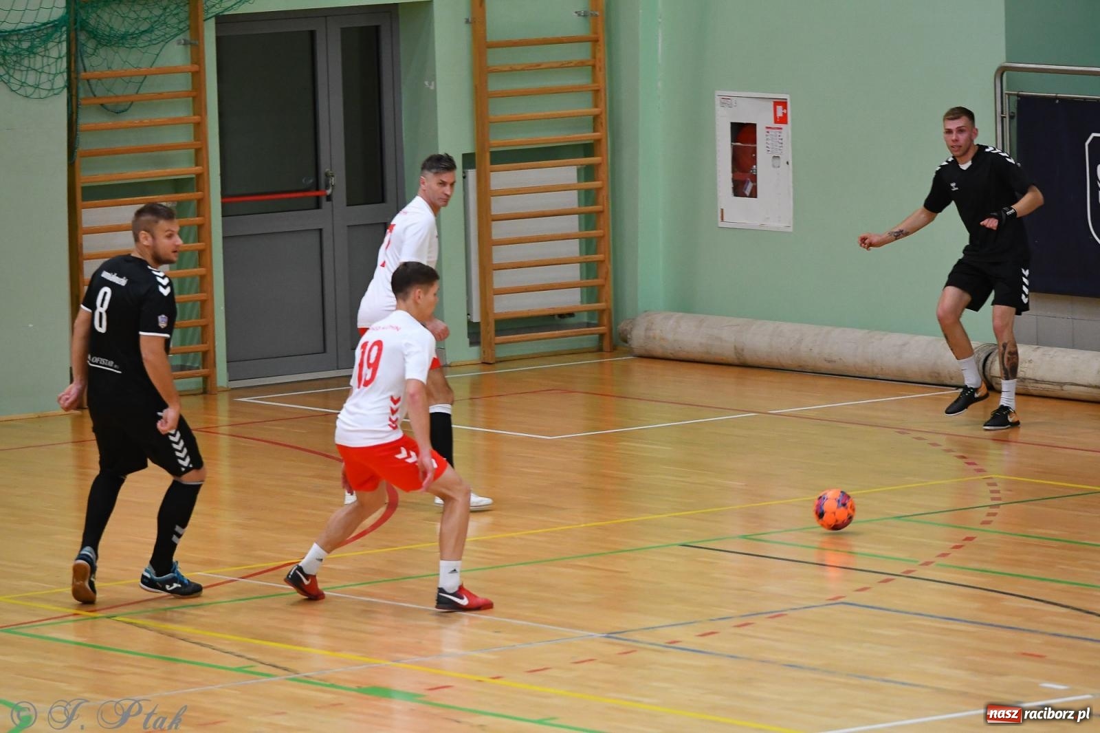 Zdjęcie w galerii na portalu naszraciborz.pl: Halowe emocje na start. Wróciły rozgrywki HLPN [FOTO i WYNIKI] wiadomości z regionu