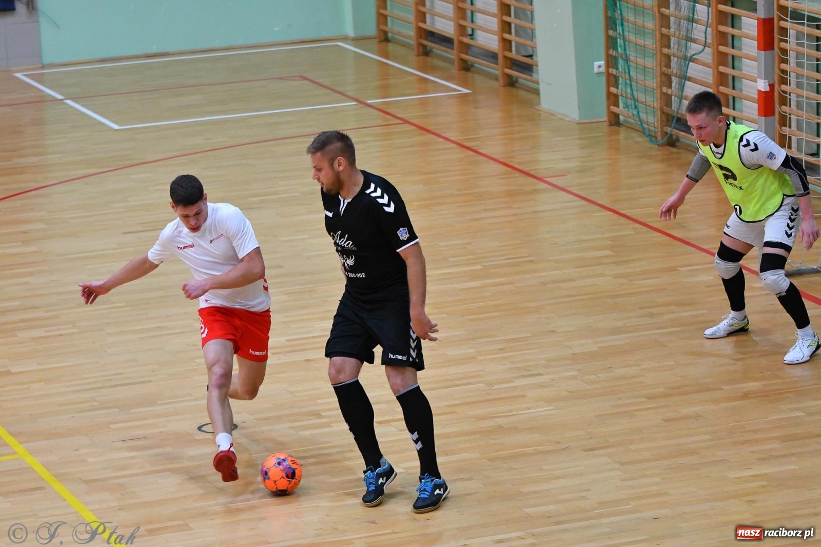 Zdjęcie w galerii na portalu naszraciborz.pl: Halowe emocje na start. Wróciły rozgrywki HLPN [FOTO i WYNIKI] wiadomości z regionu