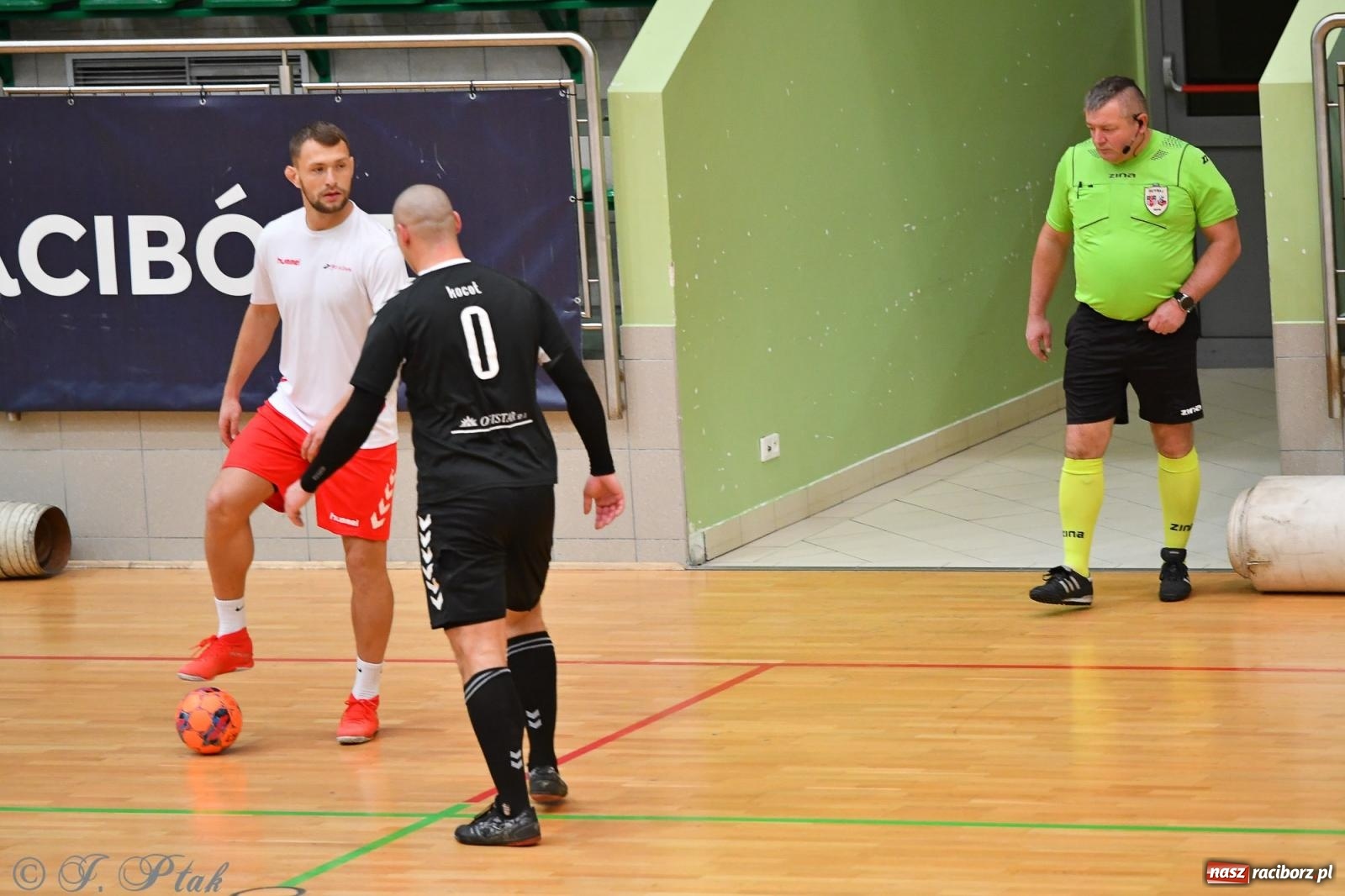 Zdjęcie w galerii na portalu naszraciborz.pl: Halowe emocje na start. Wróciły rozgrywki HLPN [FOTO i WYNIKI] wiadomości z regionu