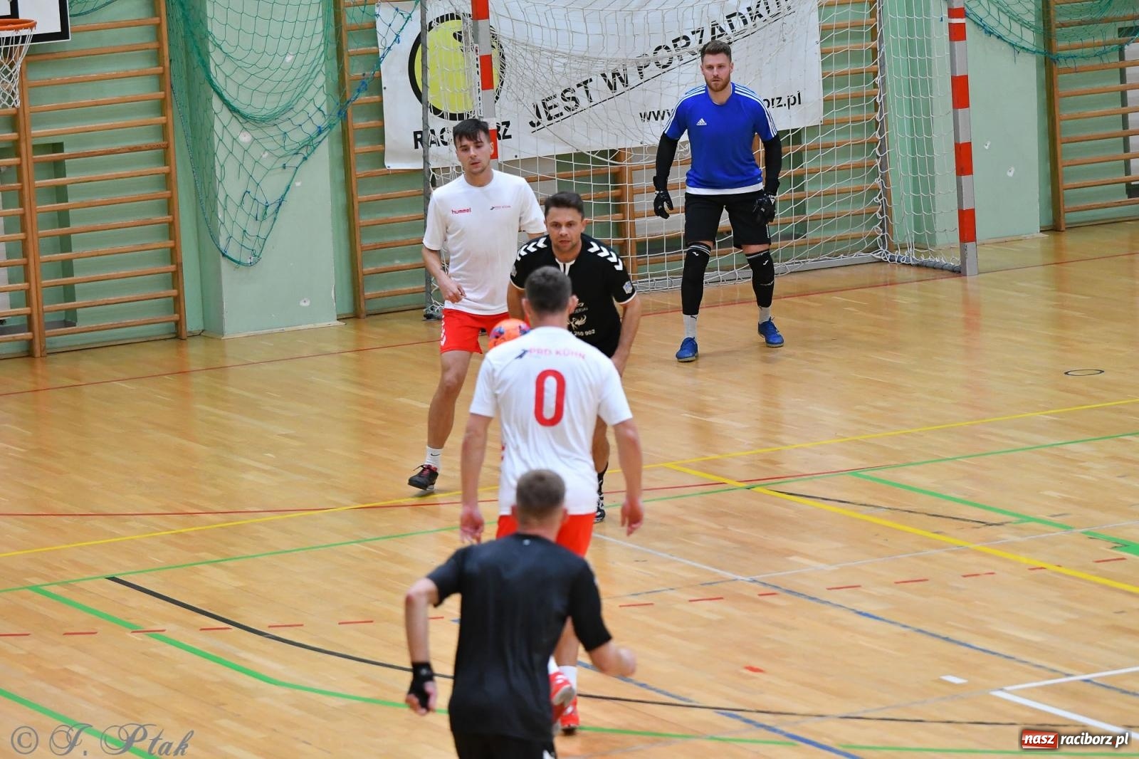 Zdjęcie w galerii na portalu naszraciborz.pl: Halowe emocje na start. Wróciły rozgrywki HLPN [FOTO i WYNIKI] wiadomości z regionu
