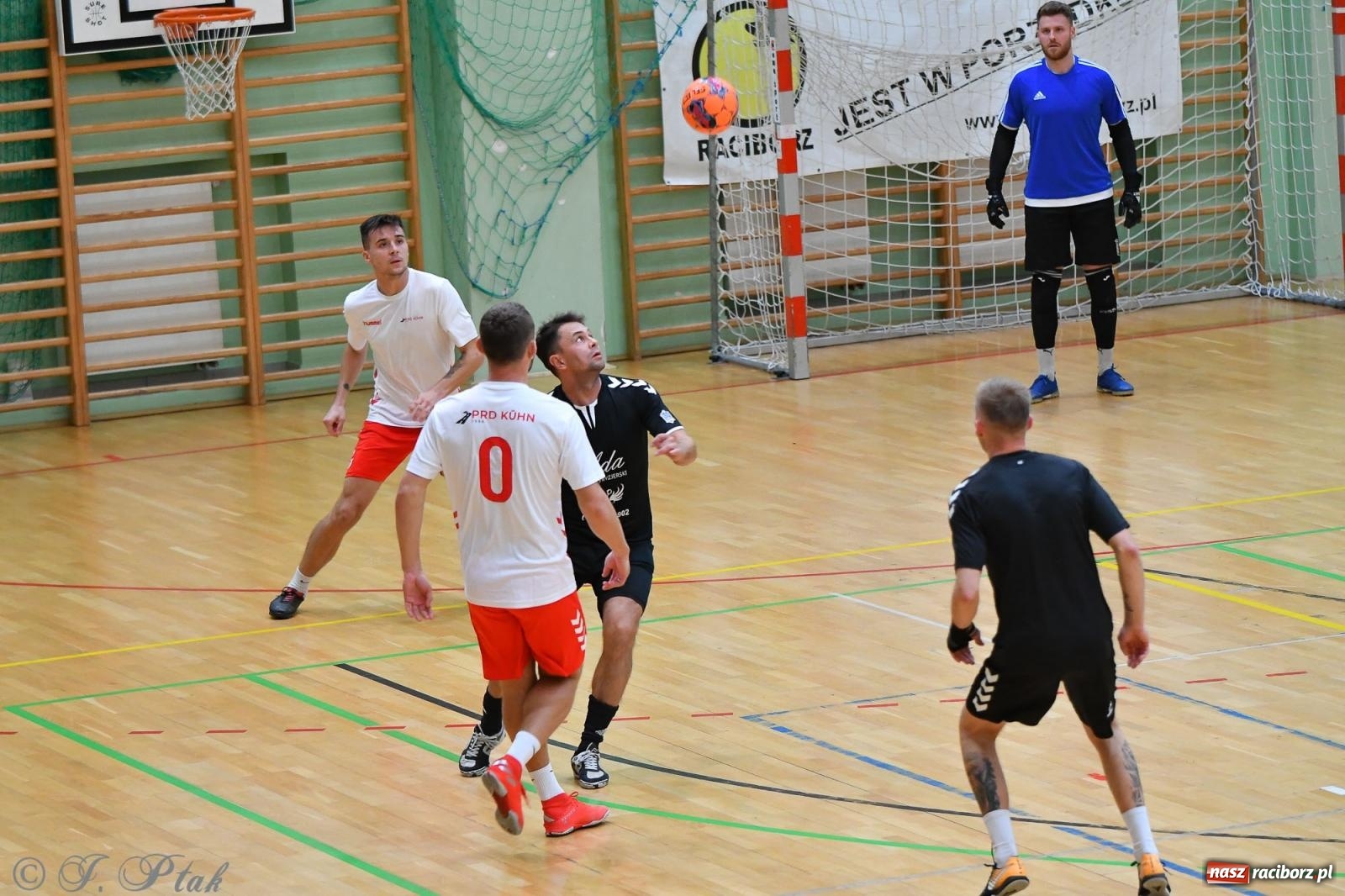 Zdjęcie w galerii na portalu naszraciborz.pl: Halowe emocje na start. Wróciły rozgrywki HLPN [FOTO i WYNIKI] wiadomości z regionu