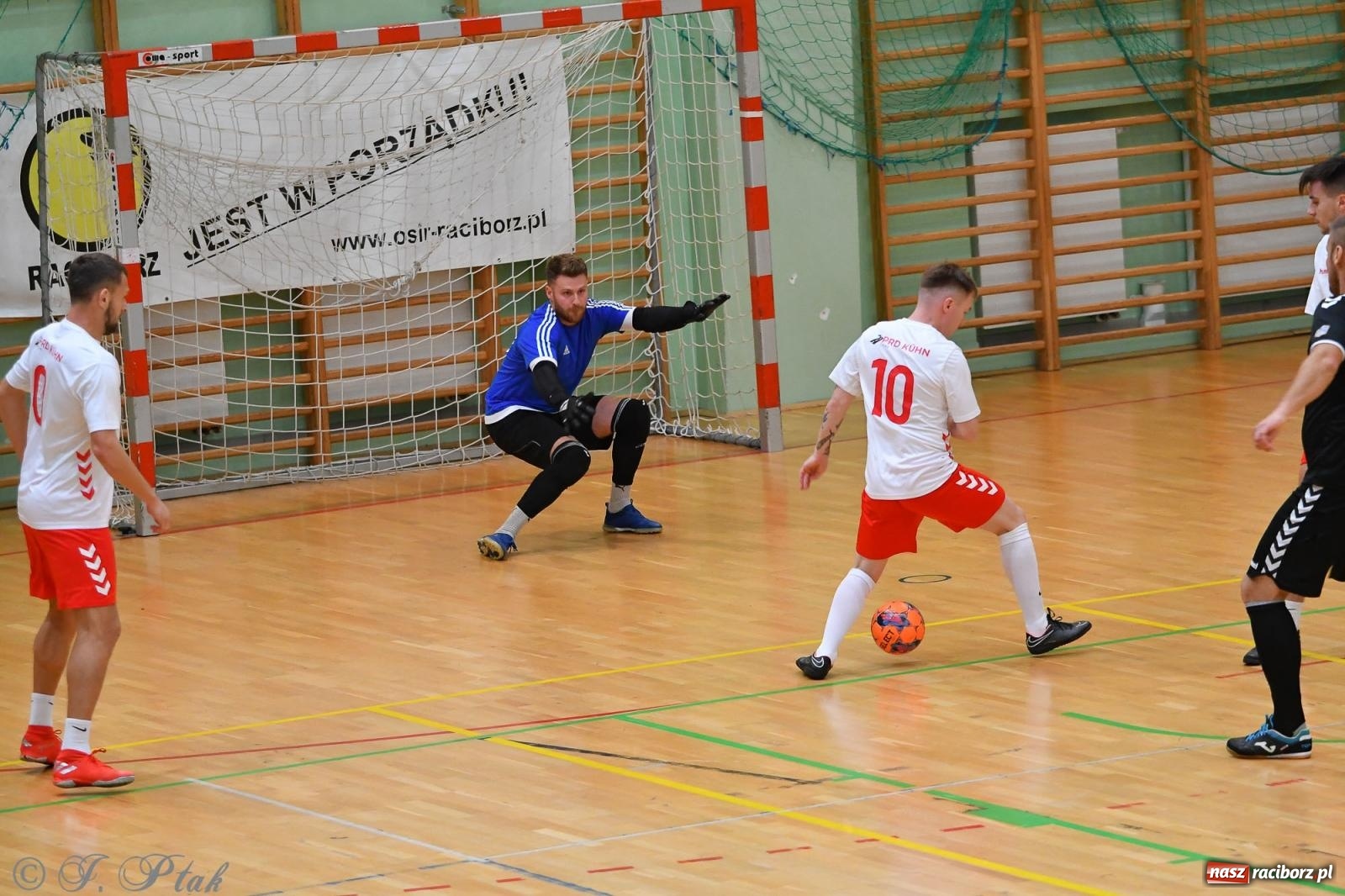 Zdjęcie w galerii na portalu naszraciborz.pl: Halowe emocje na start. Wróciły rozgrywki HLPN [FOTO i WYNIKI] wiadomości z regionu
