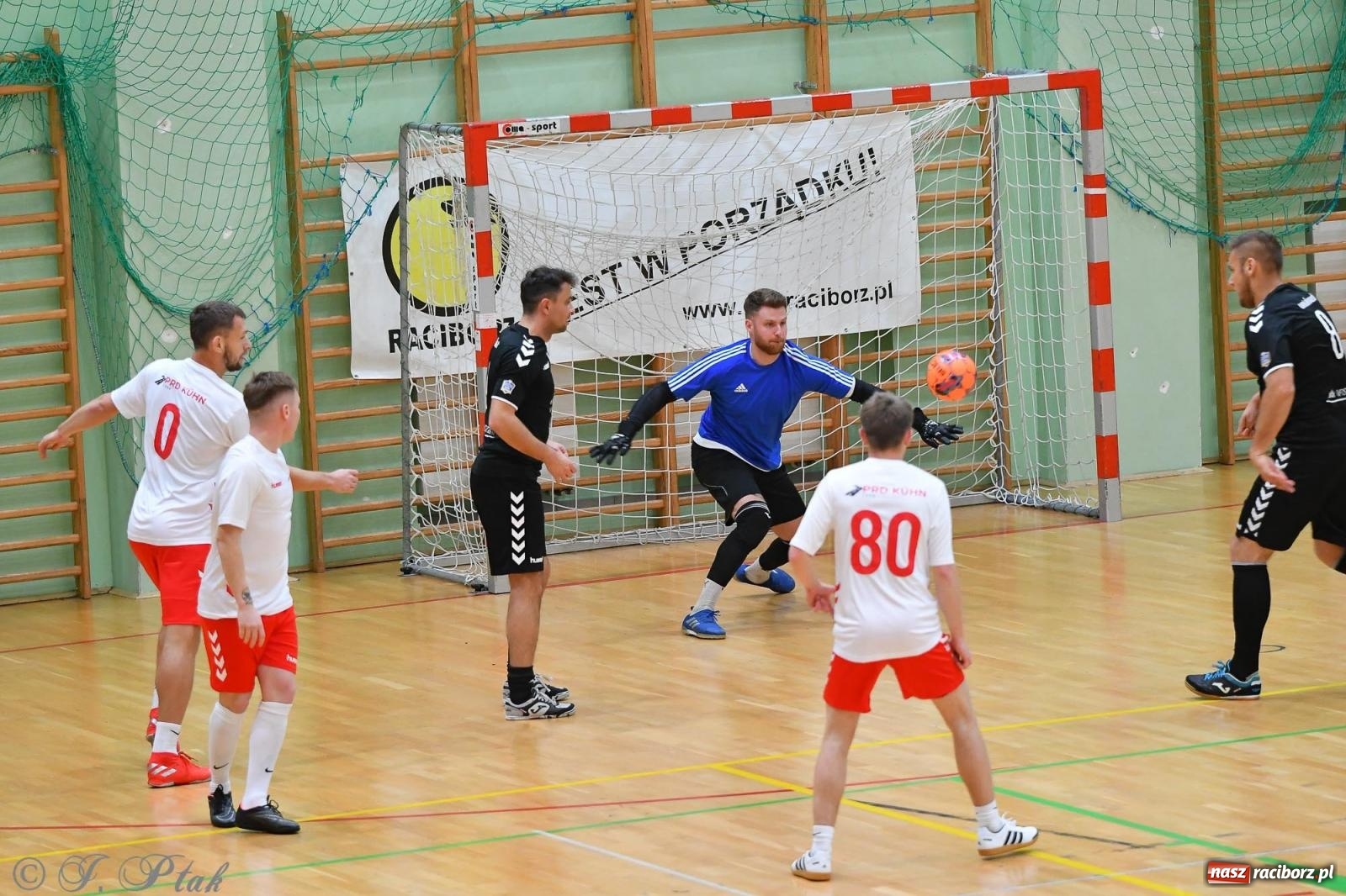 Zdjęcie w galerii na portalu naszraciborz.pl: Halowe emocje na start. Wróciły rozgrywki HLPN [FOTO i WYNIKI] wiadomości z regionu