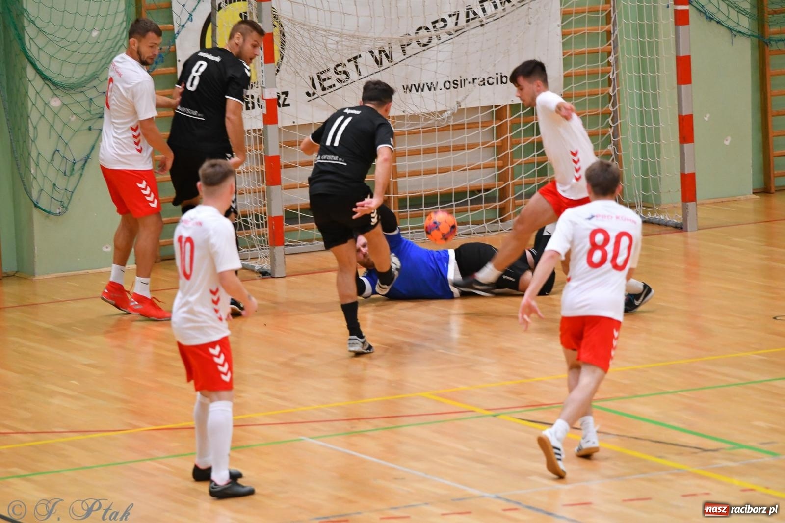 Zdjęcie w galerii na portalu naszraciborz.pl: Halowe emocje na start. Wróciły rozgrywki HLPN [FOTO i WYNIKI] wiadomości z regionu