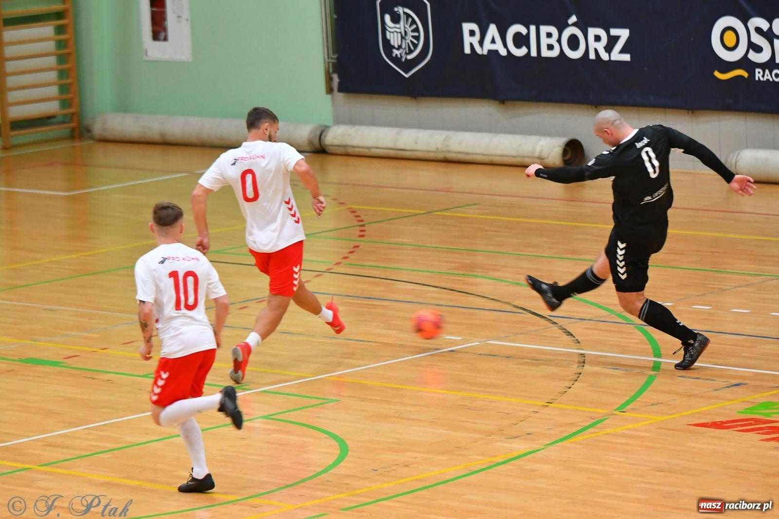 Zdjęcie w galerii na portalu naszraciborz.pl: Halowe emocje na start. Wróciły rozgrywki HLPN [FOTO i WYNIKI] wiadomości z regionu