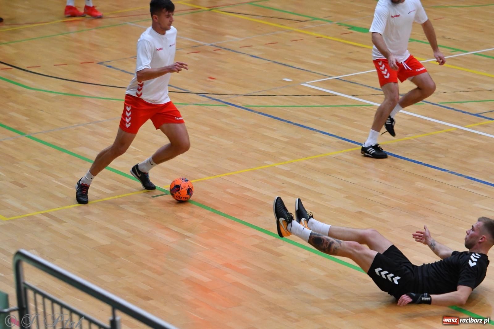 Zdjęcie w galerii na portalu naszraciborz.pl: Halowe emocje na start. Wróciły rozgrywki HLPN [FOTO i WYNIKI] wiadomości z regionu