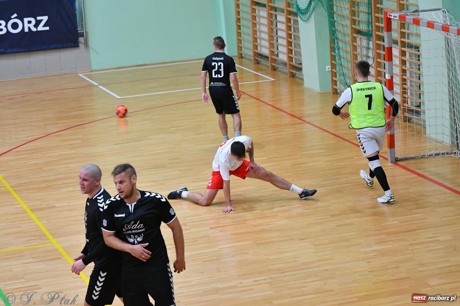 Zdjęcie w galerii na portalu naszraciborz.pl: Halowe emocje na start. Wróciły rozgrywki HLPN [FOTO i WYNIKI] wiadomości z regionu