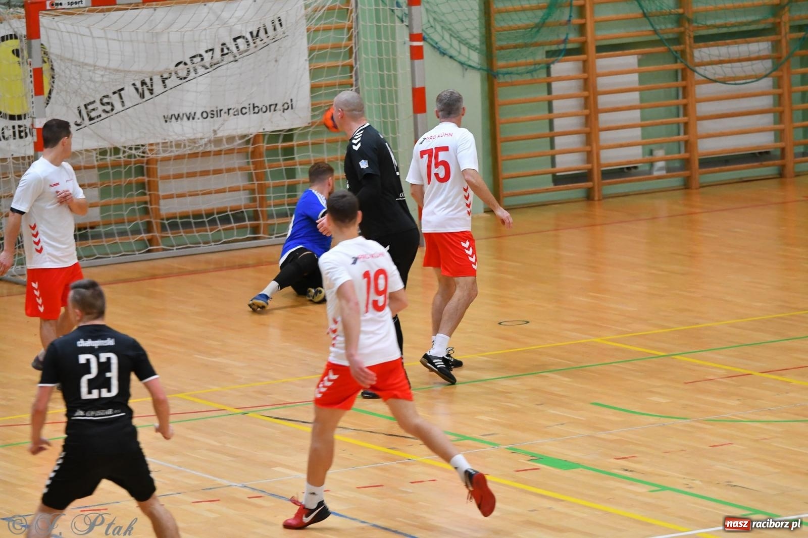 Zdjęcie w galerii na portalu naszraciborz.pl: Halowe emocje na start. Wróciły rozgrywki HLPN [FOTO i WYNIKI] wiadomości z regionu