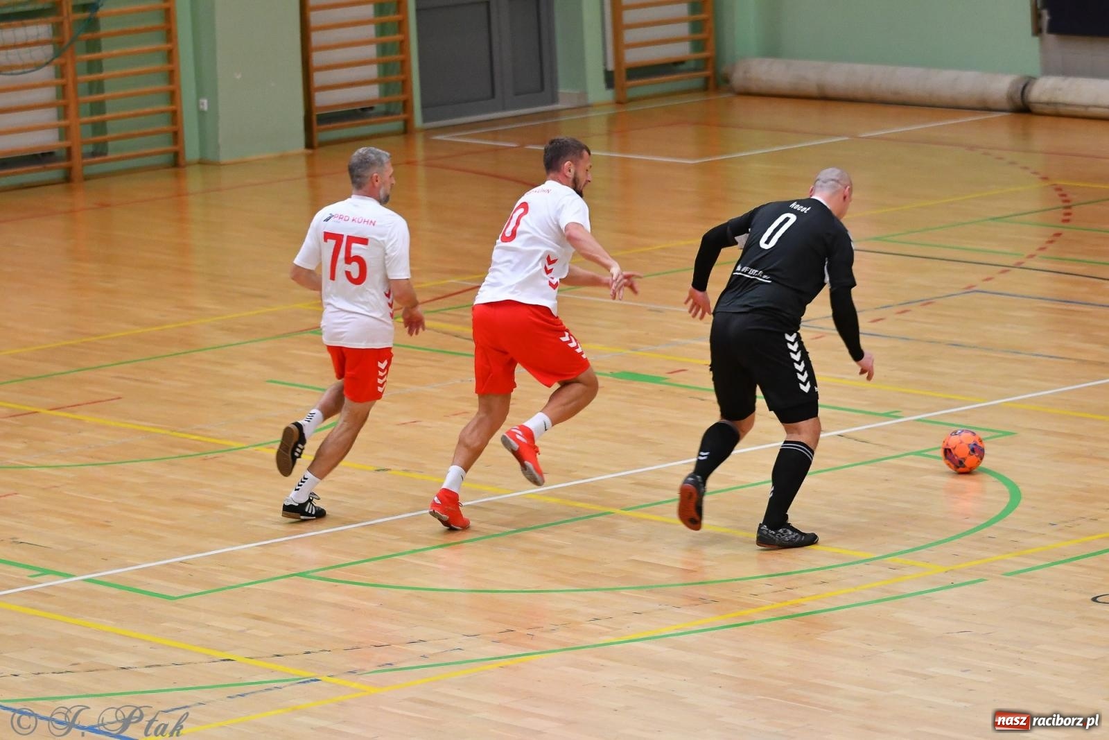 Zdjęcie w galerii na portalu naszraciborz.pl: Halowe emocje na start. Wróciły rozgrywki HLPN [FOTO i WYNIKI] wiadomości z regionu