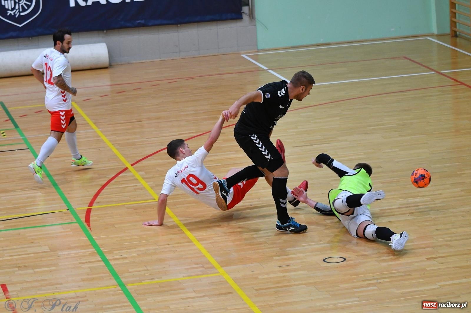 Zdjęcie w galerii na portalu naszraciborz.pl: Halowe emocje na start. Wróciły rozgrywki HLPN [FOTO i WYNIKI] wiadomości z regionu
