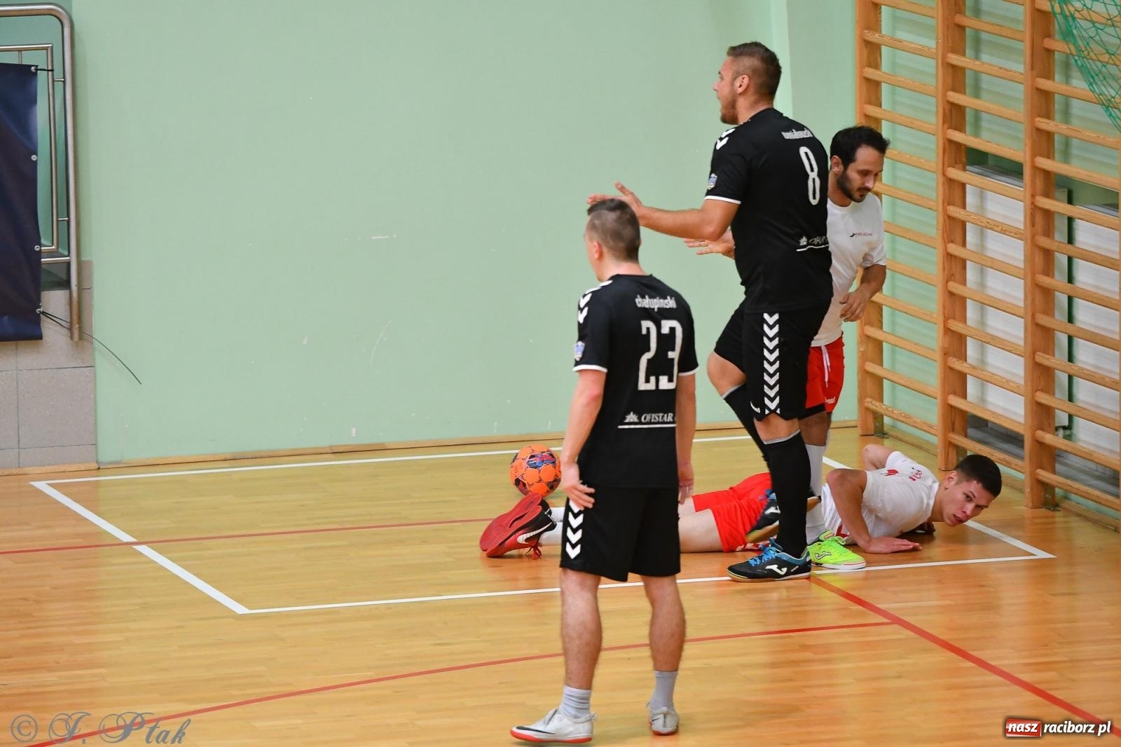 Zdjęcie w galerii na portalu naszraciborz.pl: Halowe emocje na start. Wróciły rozgrywki HLPN [FOTO i WYNIKI] wiadomości z regionu