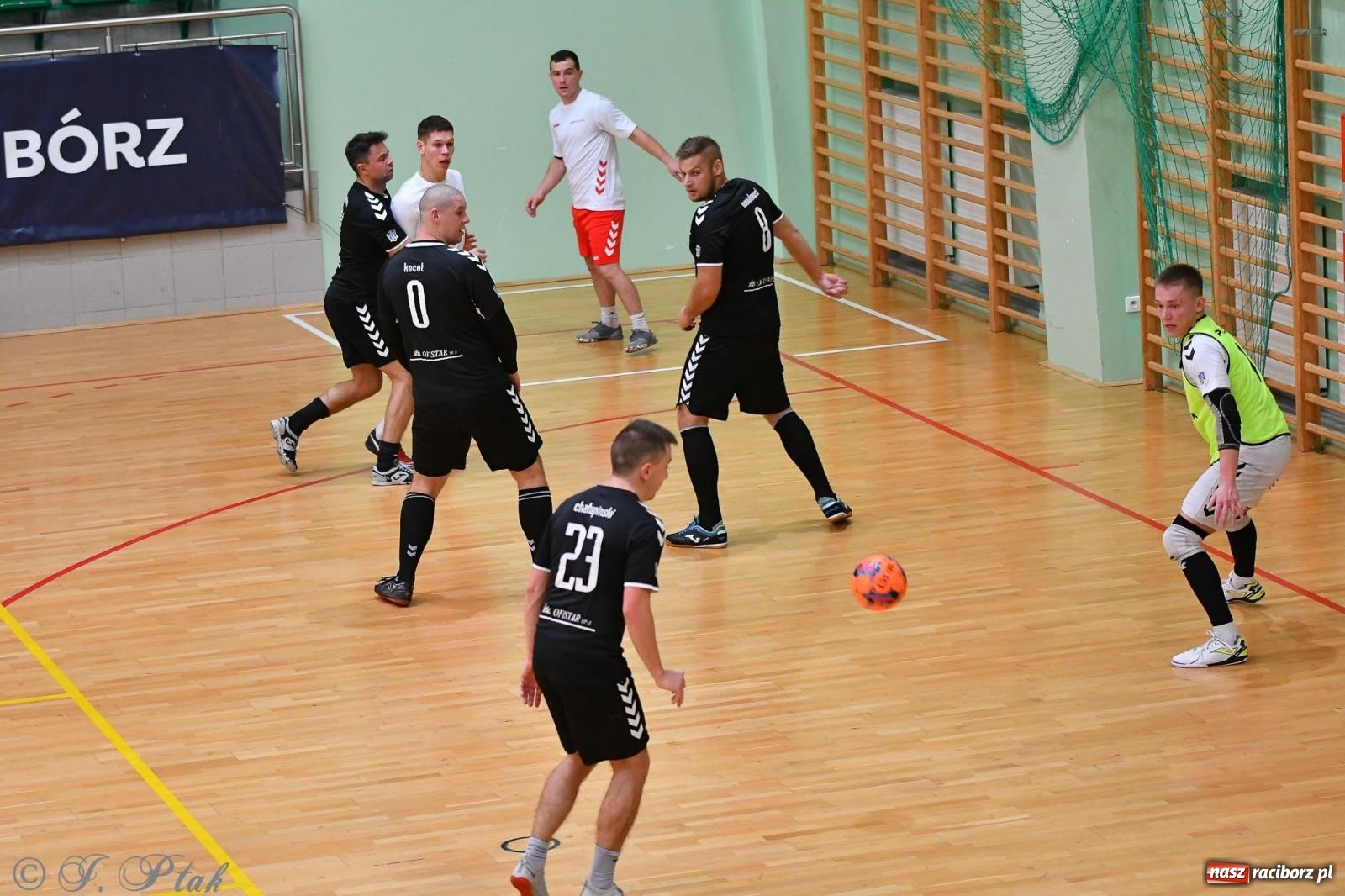 Zdjęcie w galerii na portalu naszraciborz.pl: Halowe emocje na start. Wróciły rozgrywki HLPN [FOTO i WYNIKI] wiadomości z regionu