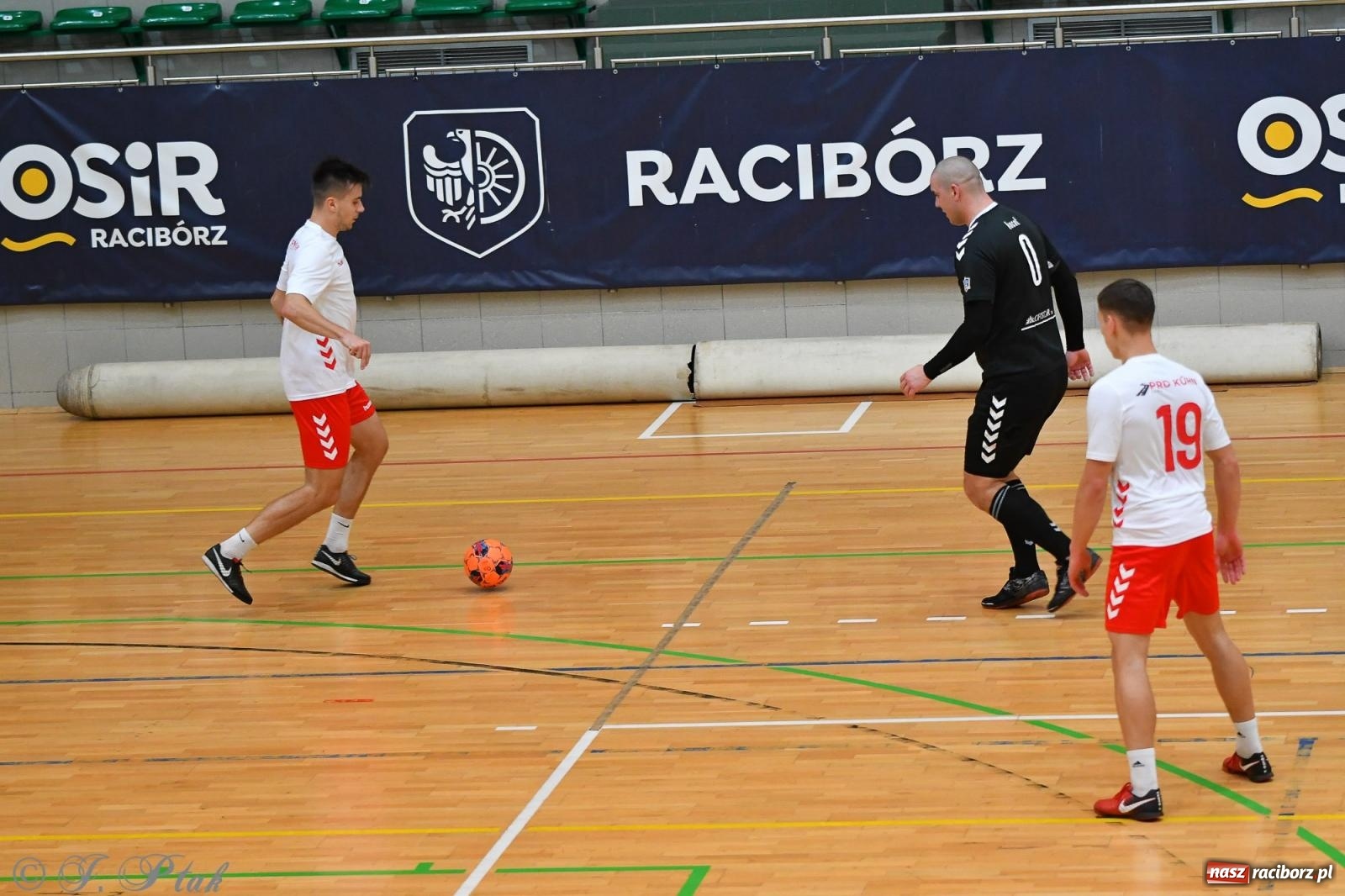 Zdjęcie w galerii na portalu naszraciborz.pl: Halowe emocje na start. Wróciły rozgrywki HLPN [FOTO i WYNIKI] wiadomości z regionu
