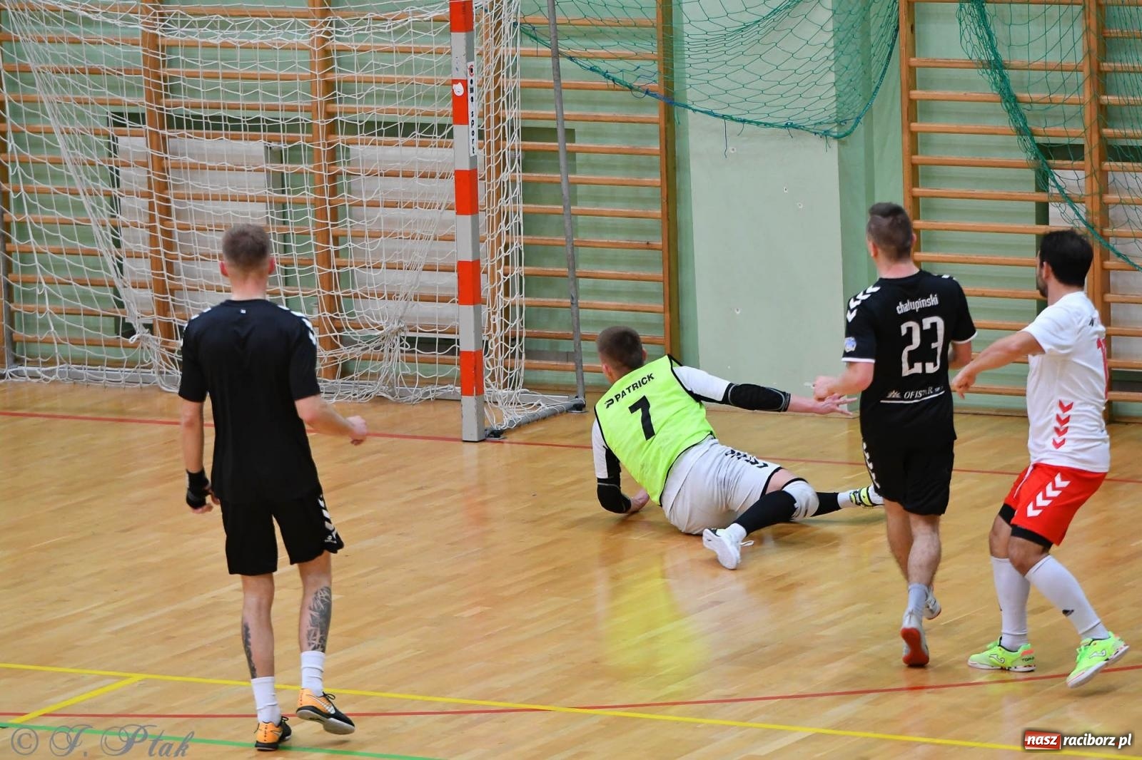 Zdjęcie w galerii na portalu naszraciborz.pl: Halowe emocje na start. Wróciły rozgrywki HLPN [FOTO i WYNIKI] wiadomości z regionu