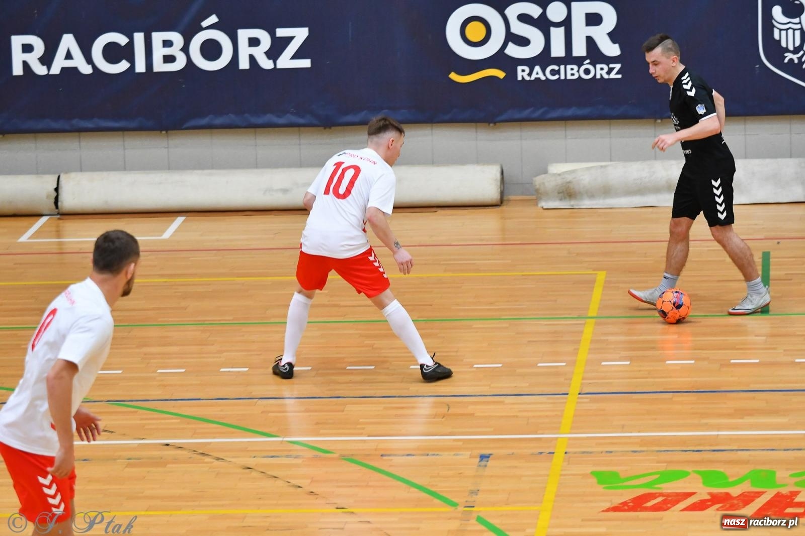 Zdjęcie w galerii na portalu naszraciborz.pl: Halowe emocje na start. Wróciły rozgrywki HLPN [FOTO i WYNIKI] wiadomości z regionu
