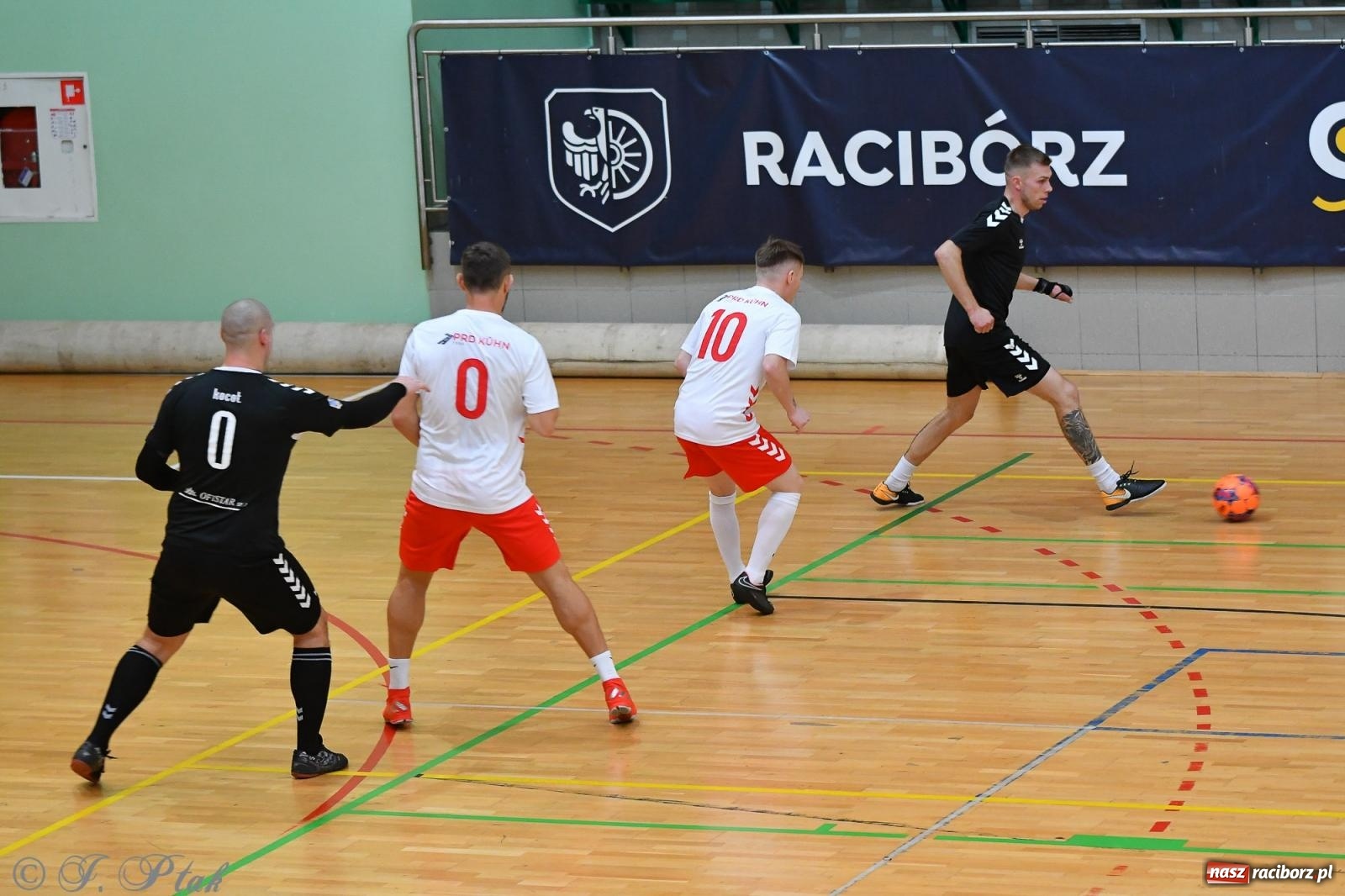 Zdjęcie w galerii na portalu naszraciborz.pl: Halowe emocje na start. Wróciły rozgrywki HLPN [FOTO i WYNIKI] wiadomości z regionu