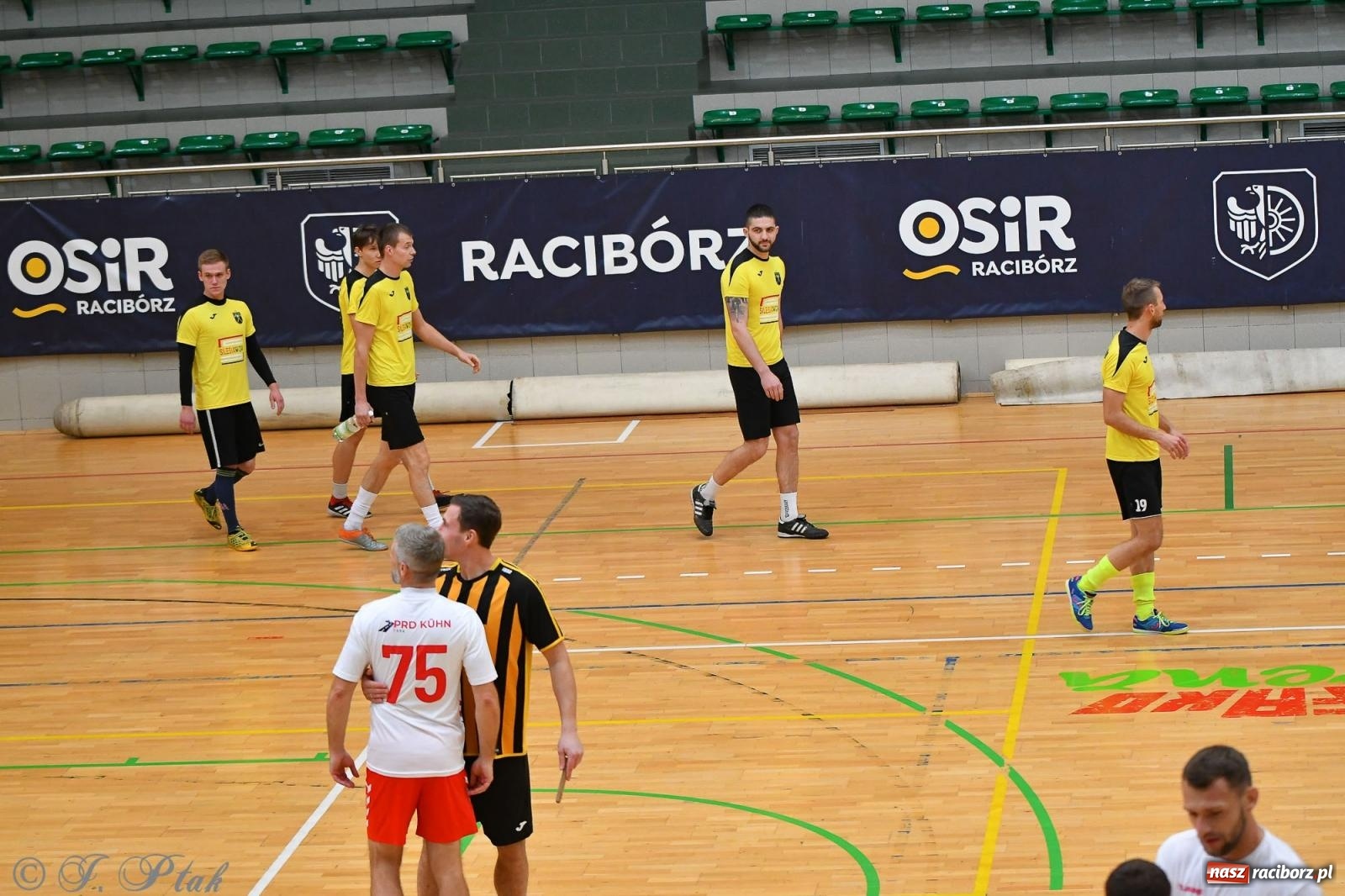 Zdjęcie w galerii na portalu naszraciborz.pl: Halowe emocje na start. Wróciły rozgrywki HLPN [FOTO i WYNIKI] wiadomości z regionu