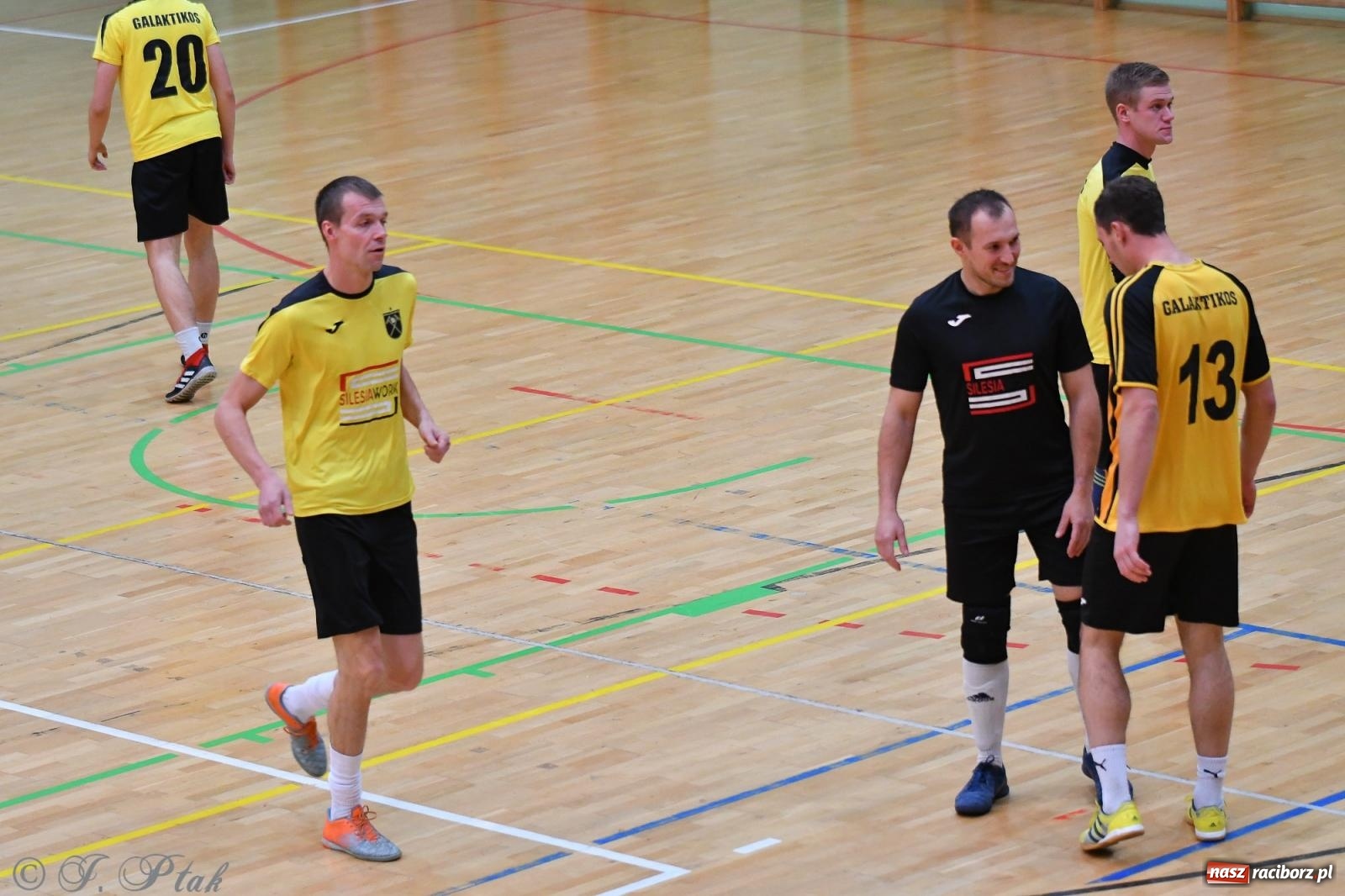 Zdjęcie w galerii na portalu naszraciborz.pl: Halowe emocje na start. Wróciły rozgrywki HLPN [FOTO i WYNIKI] wiadomości z regionu