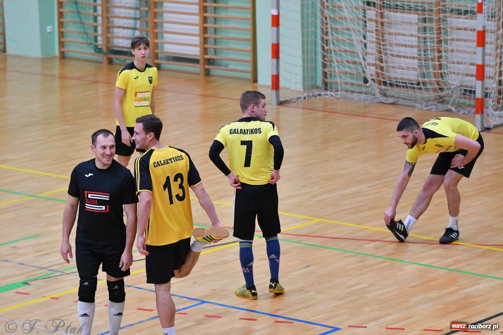 Zdjęcie w galerii na portalu naszraciborz.pl: Halowe emocje na start. Wróciły rozgrywki HLPN [FOTO i WYNIKI] wiadomości z regionu