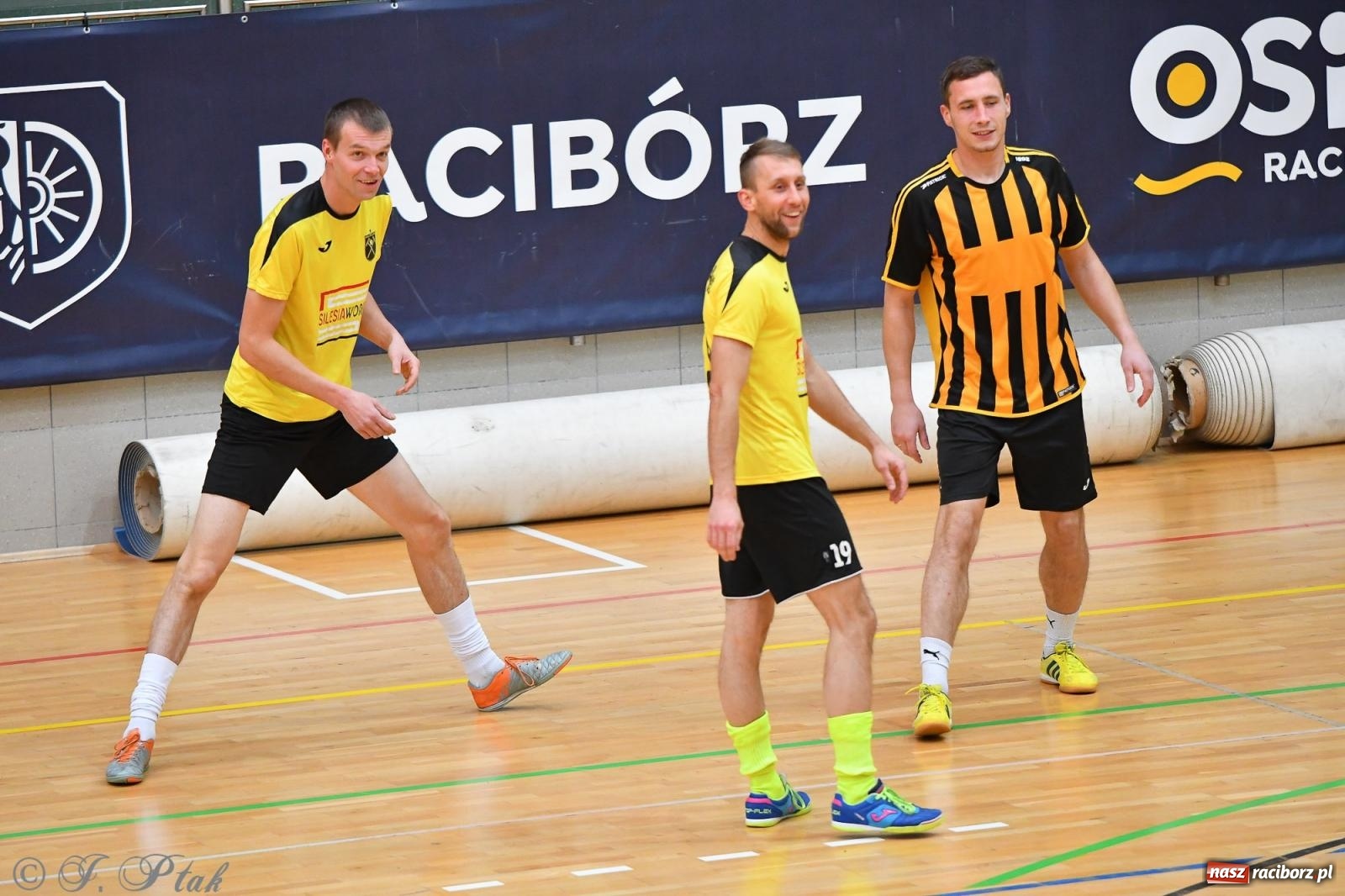 Zdjęcie w galerii na portalu naszraciborz.pl: Halowe emocje na start. Wróciły rozgrywki HLPN [FOTO i WYNIKI] wiadomości z regionu