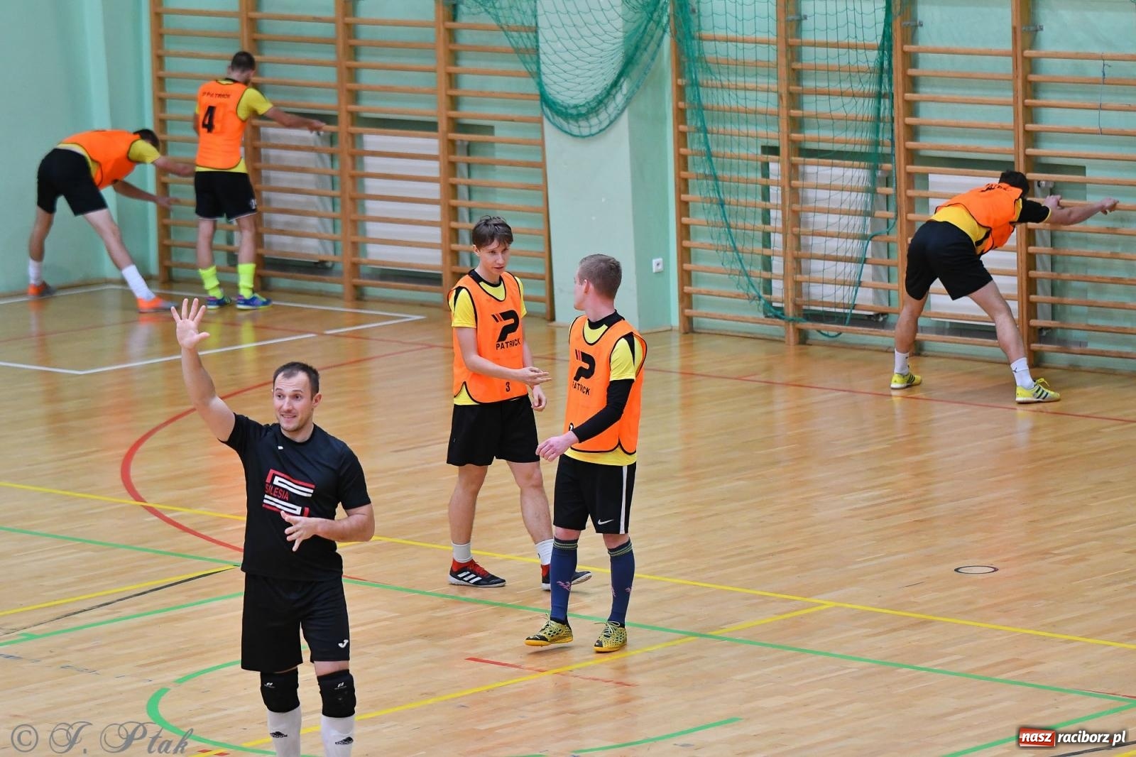 Zdjęcie w galerii na portalu naszraciborz.pl: Halowe emocje na start. Wróciły rozgrywki HLPN [FOTO i WYNIKI] wiadomości z regionu