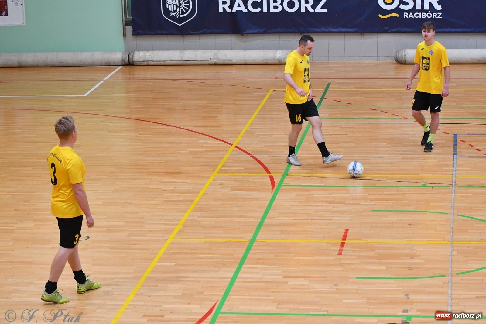 Zdjęcie w galerii na portalu naszraciborz.pl: Halowe emocje na start. Wróciły rozgrywki HLPN [FOTO i WYNIKI] wiadomości z regionu