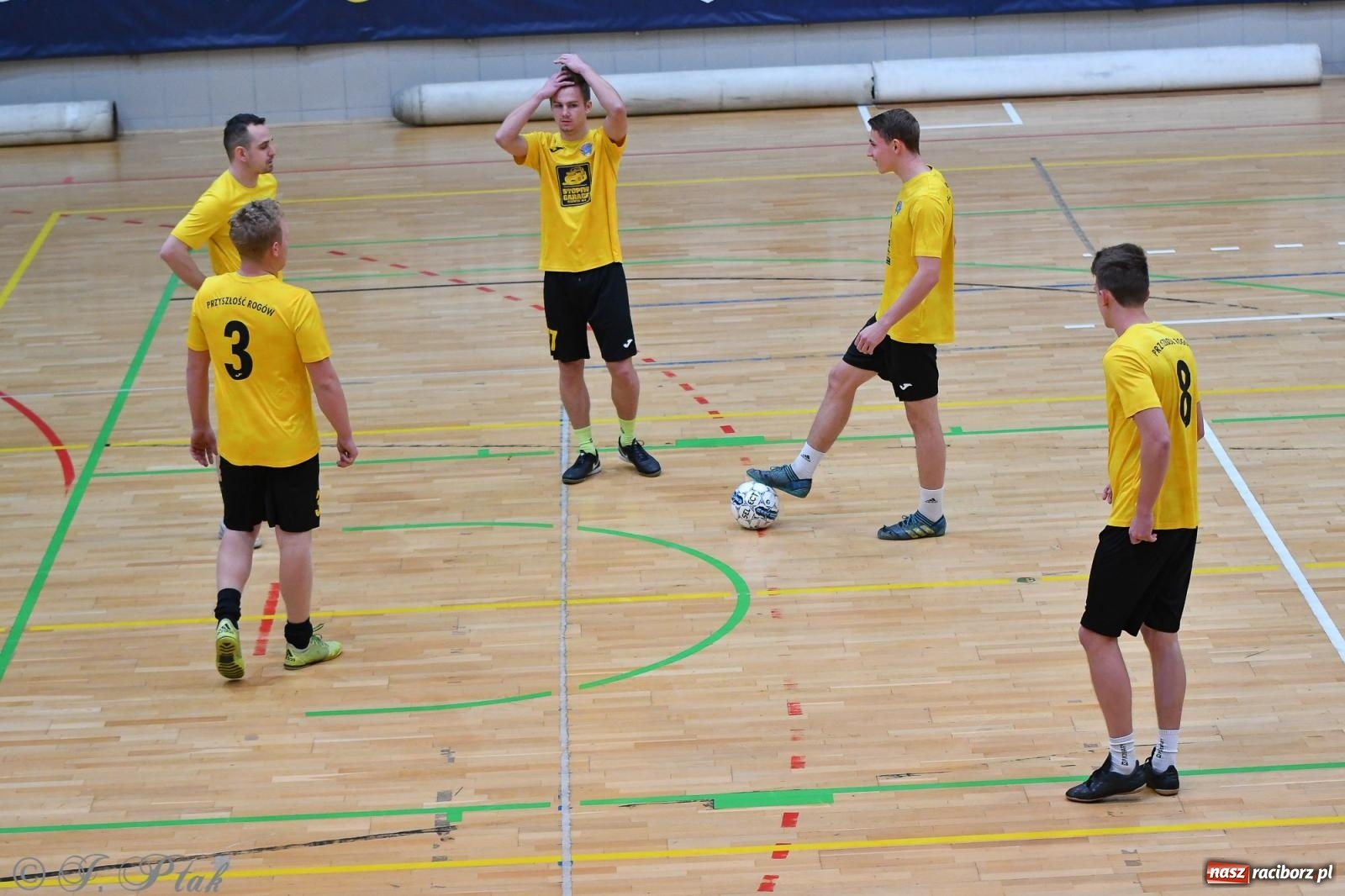 Zdjęcie w galerii na portalu naszraciborz.pl: Halowe emocje na start. Wróciły rozgrywki HLPN [FOTO i WYNIKI] wiadomości z regionu