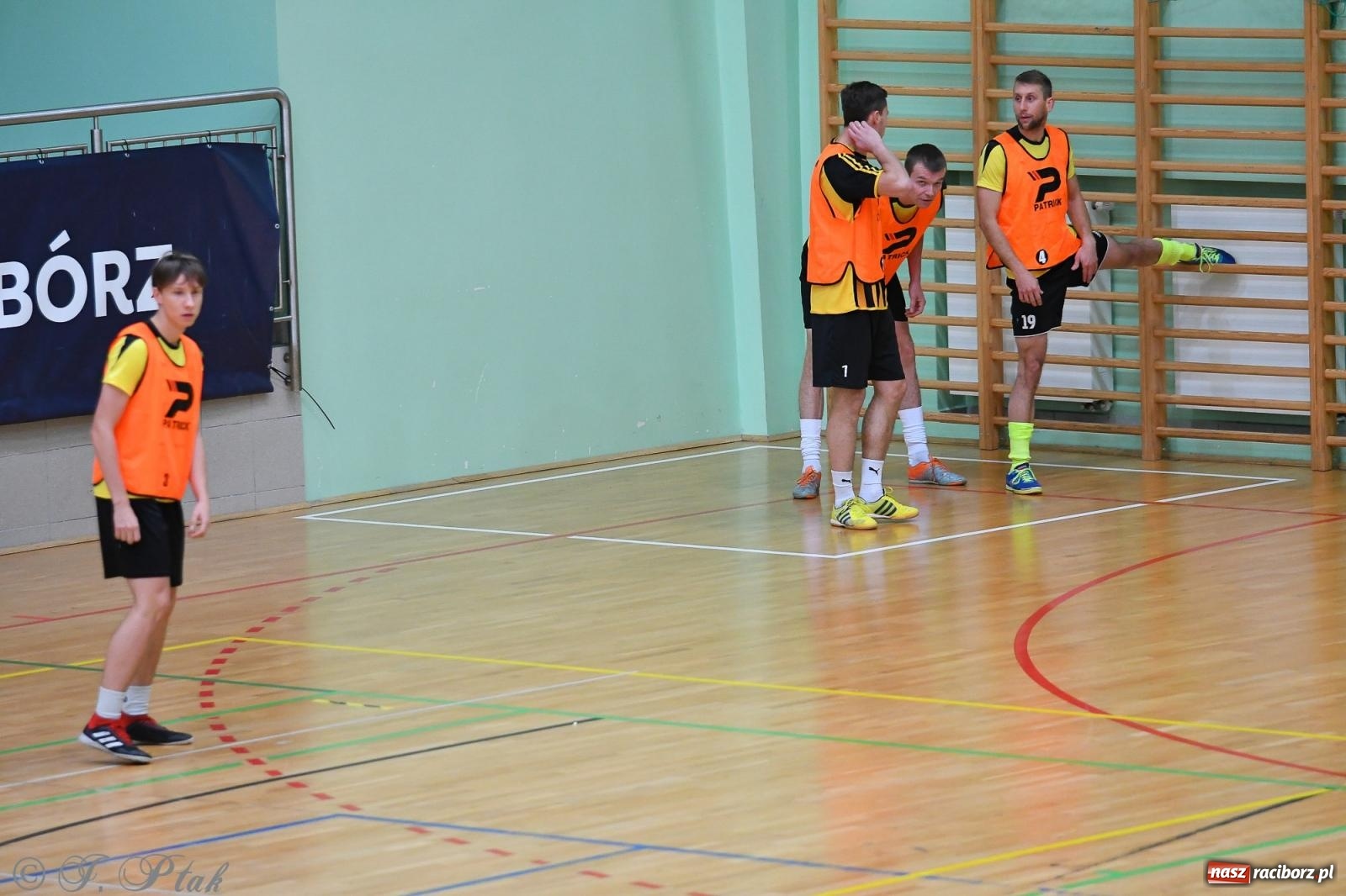 Zdjęcie w galerii na portalu naszraciborz.pl: Halowe emocje na start. Wróciły rozgrywki HLPN [FOTO i WYNIKI] wiadomości z regionu