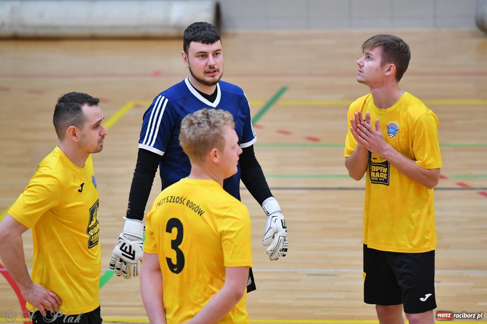 Zdjęcie w galerii na portalu naszraciborz.pl: Halowe emocje na start. Wróciły rozgrywki HLPN [FOTO i WYNIKI] wiadomości z regionu