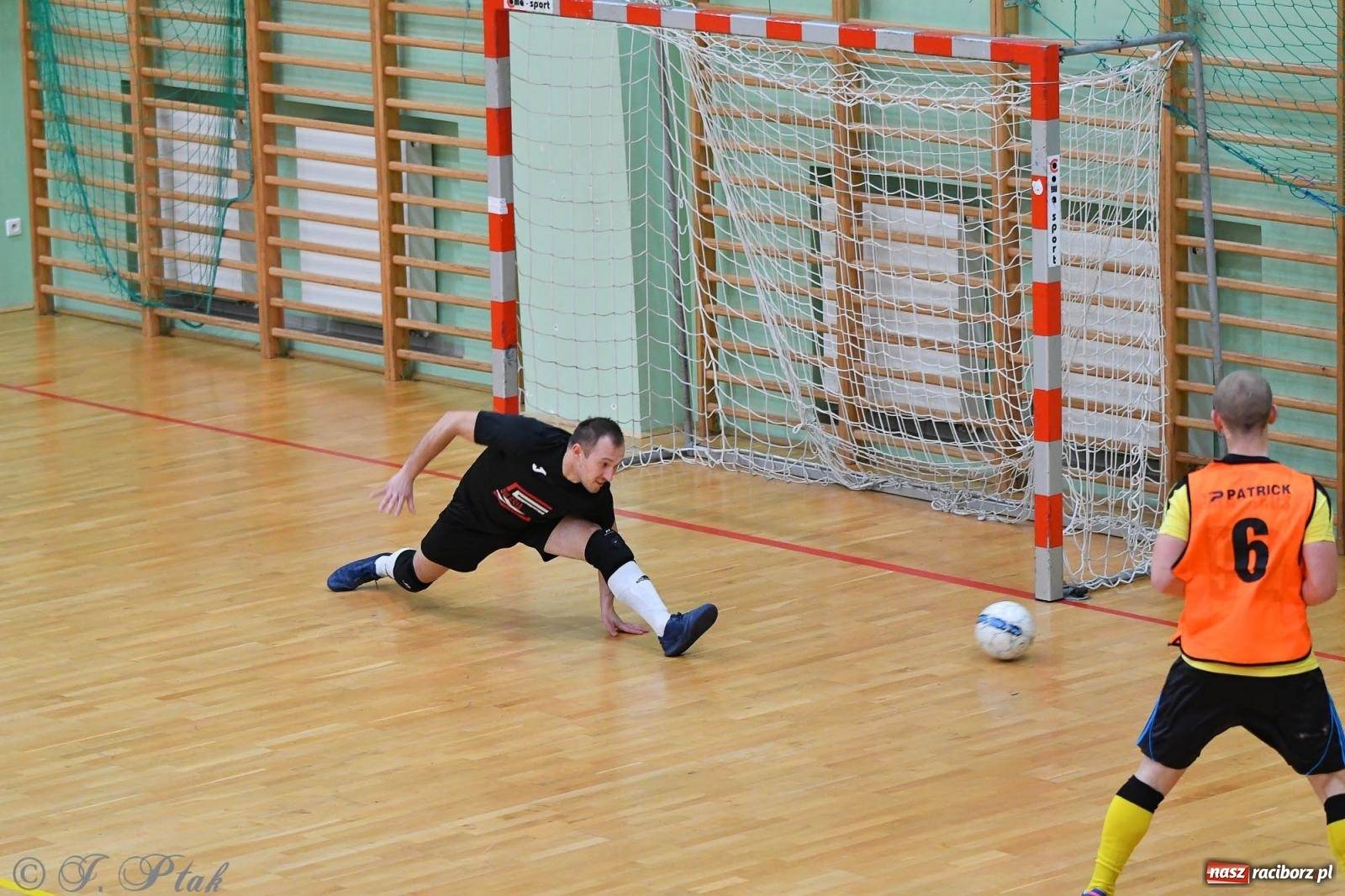 Zdjęcie w galerii na portalu naszraciborz.pl: Halowe emocje na start. Wróciły rozgrywki HLPN [FOTO i WYNIKI] wiadomości z regionu