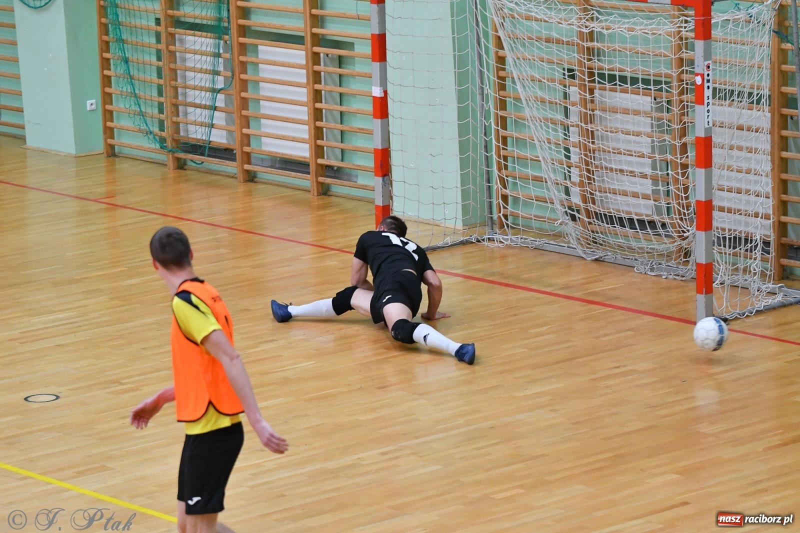 Zdjęcie w galerii na portalu naszraciborz.pl: Halowe emocje na start. Wróciły rozgrywki HLPN [FOTO i WYNIKI] wiadomości z regionu