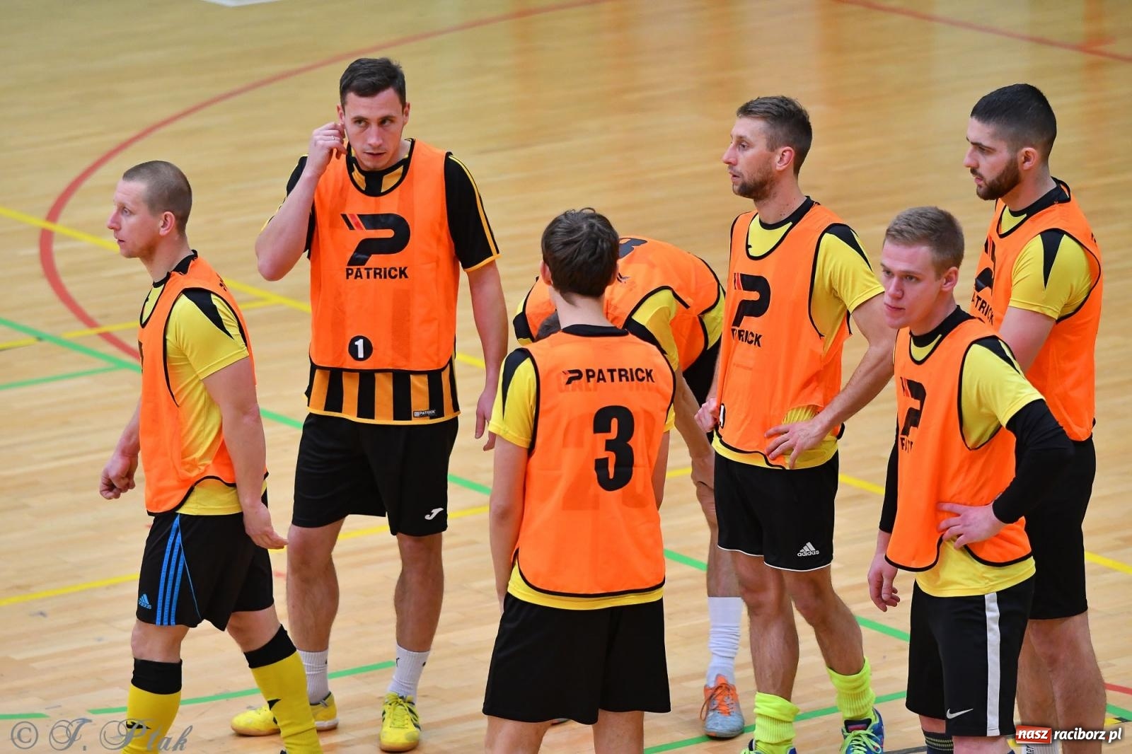 Zdjęcie w galerii na portalu naszraciborz.pl: Halowe emocje na start. Wróciły rozgrywki HLPN [FOTO i WYNIKI] wiadomości z regionu