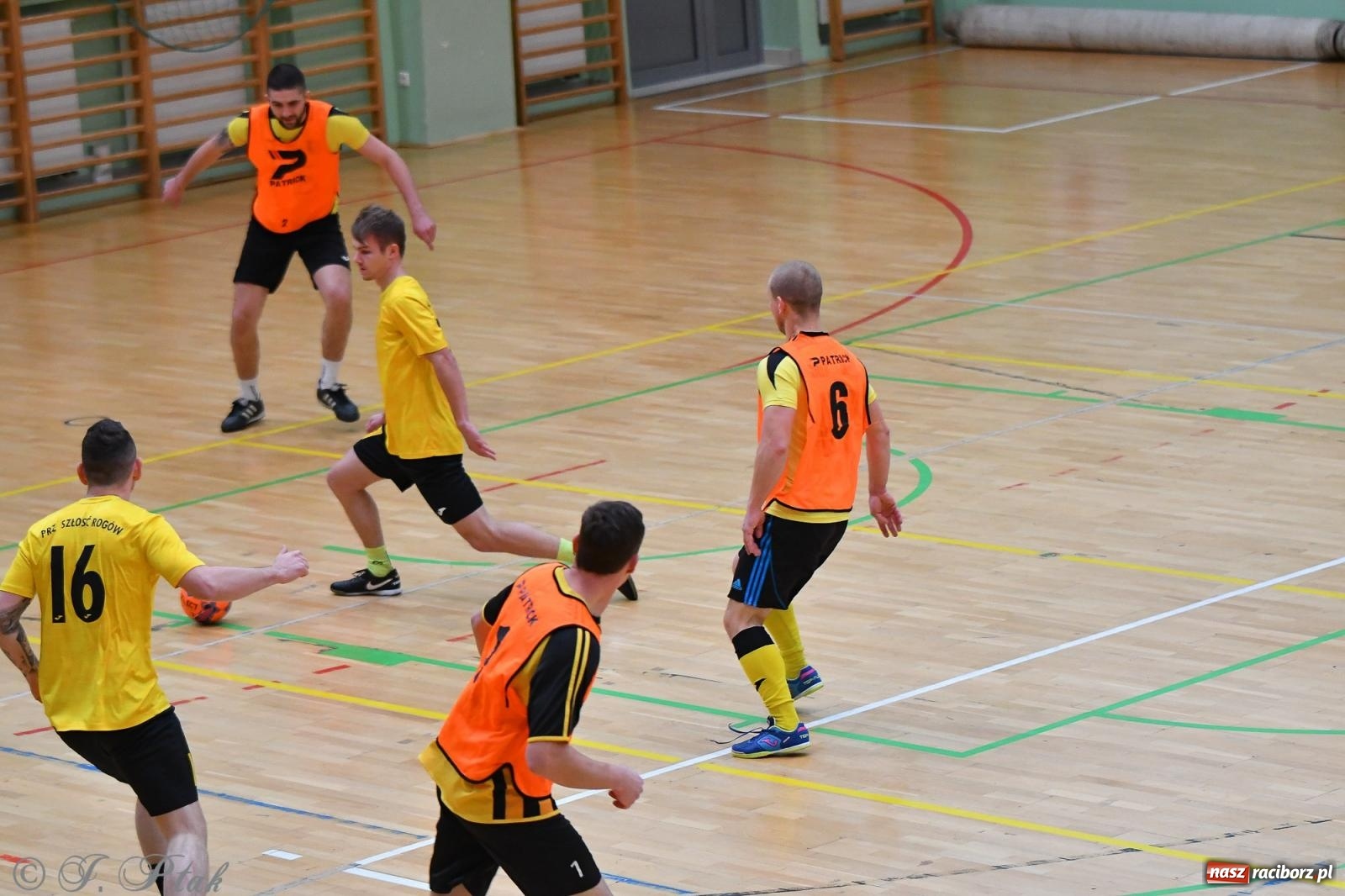 Zdjęcie w galerii na portalu naszraciborz.pl: Halowe emocje na start. Wróciły rozgrywki HLPN [FOTO i WYNIKI] wiadomości z regionu