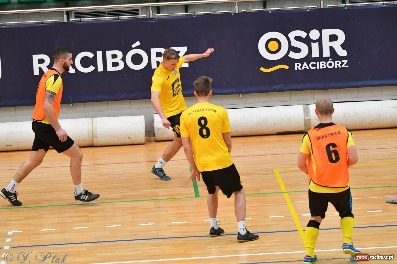 Zdjęcie w galerii na portalu naszraciborz.pl: Halowe emocje na start. Wróciły rozgrywki HLPN [FOTO i WYNIKI] wiadomości z regionu