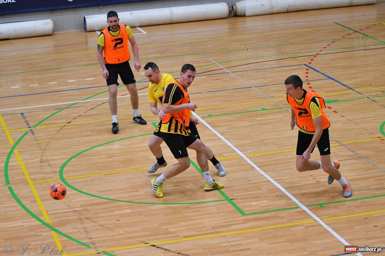 Zdjęcie w galerii na portalu naszraciborz.pl: Halowe emocje na start. Wróciły rozgrywki HLPN [FOTO i WYNIKI] wiadomości z regionu