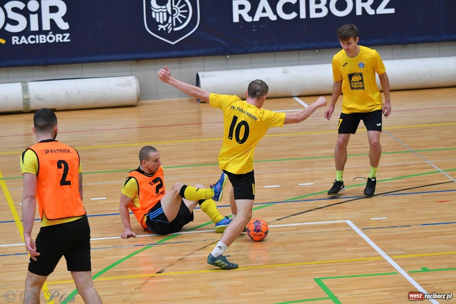 Zdjęcie w galerii na portalu naszraciborz.pl: Halowe emocje na start. Wróciły rozgrywki HLPN [FOTO i WYNIKI] wiadomości z regionu