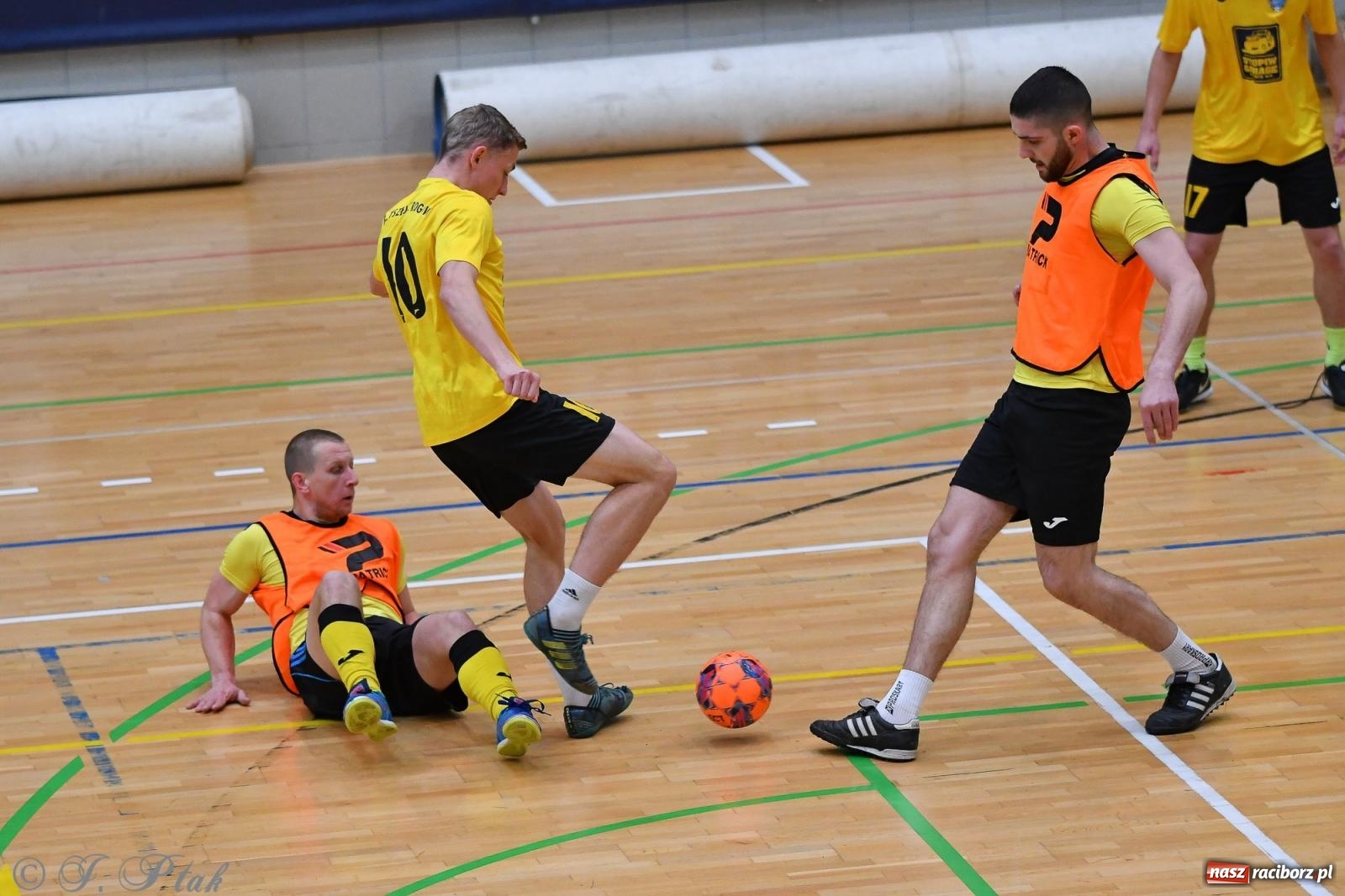 Zdjęcie w galerii na portalu naszraciborz.pl: Halowe emocje na start. Wróciły rozgrywki HLPN [FOTO i WYNIKI] wiadomości z regionu
