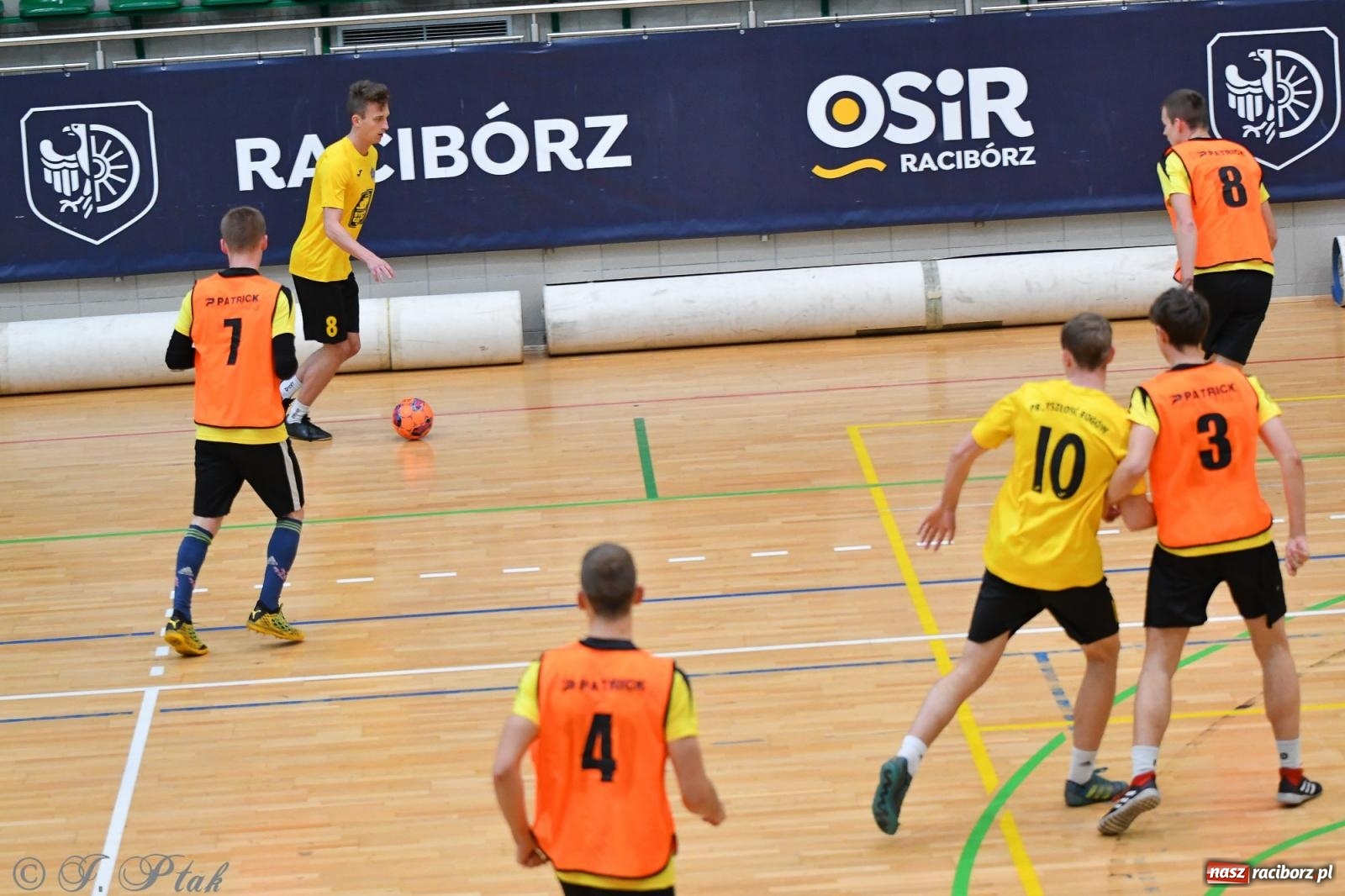 Zdjęcie w galerii na portalu naszraciborz.pl: Halowe emocje na start. Wróciły rozgrywki HLPN [FOTO i WYNIKI] wiadomości z regionu