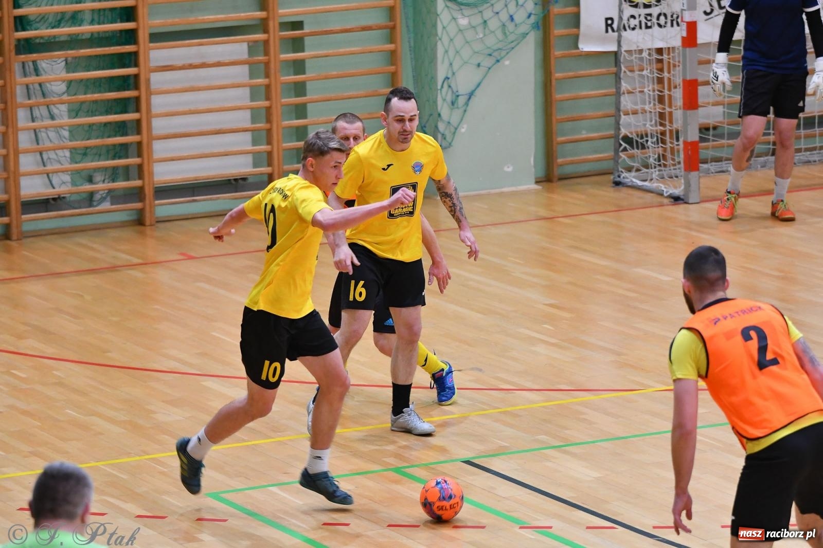 Zdjęcie w galerii na portalu naszraciborz.pl: Halowe emocje na start. Wróciły rozgrywki HLPN [FOTO i WYNIKI] wiadomości z regionu