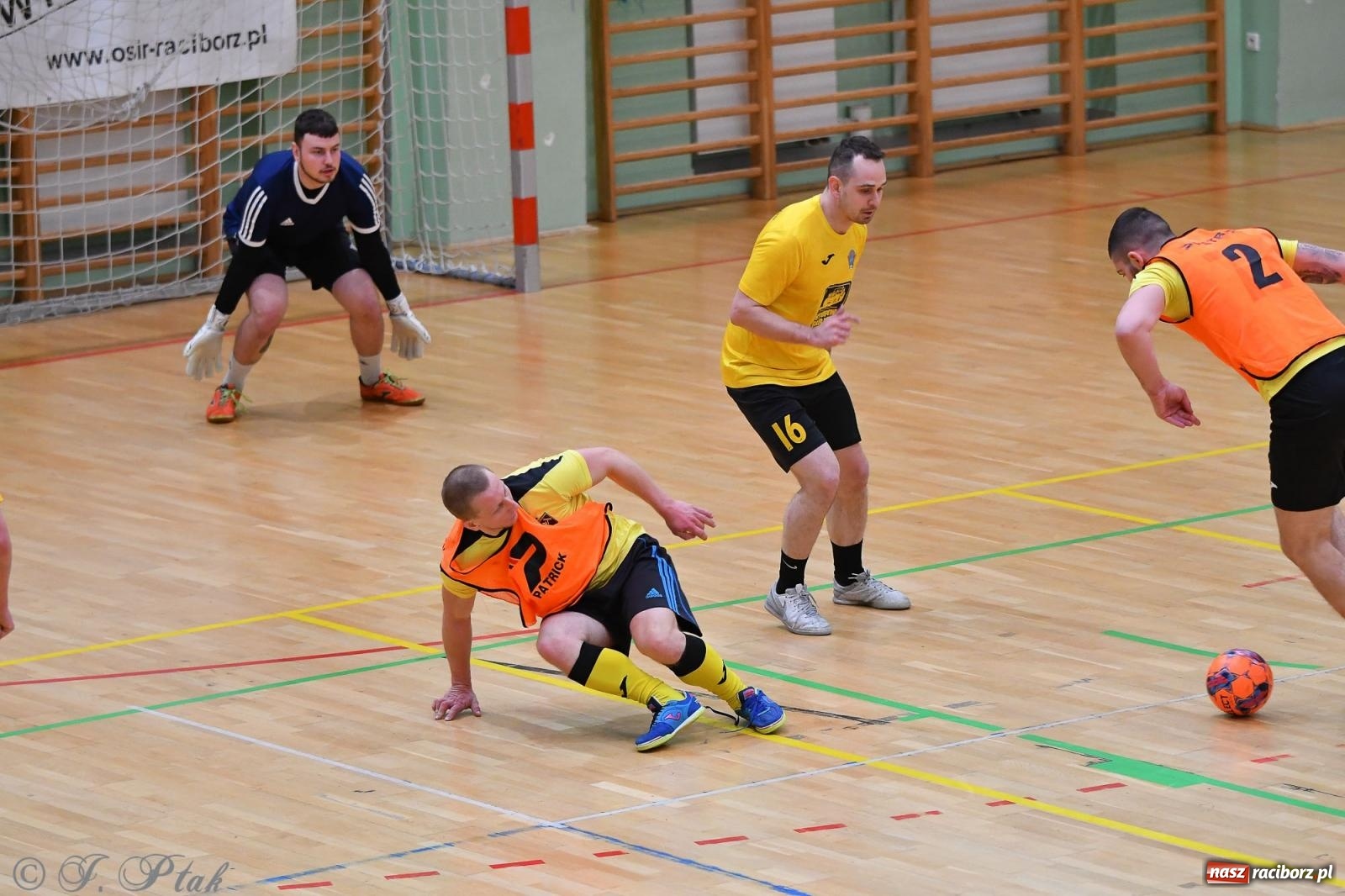Zdjęcie w galerii na portalu naszraciborz.pl: Halowe emocje na start. Wróciły rozgrywki HLPN [FOTO i WYNIKI] wiadomości z regionu