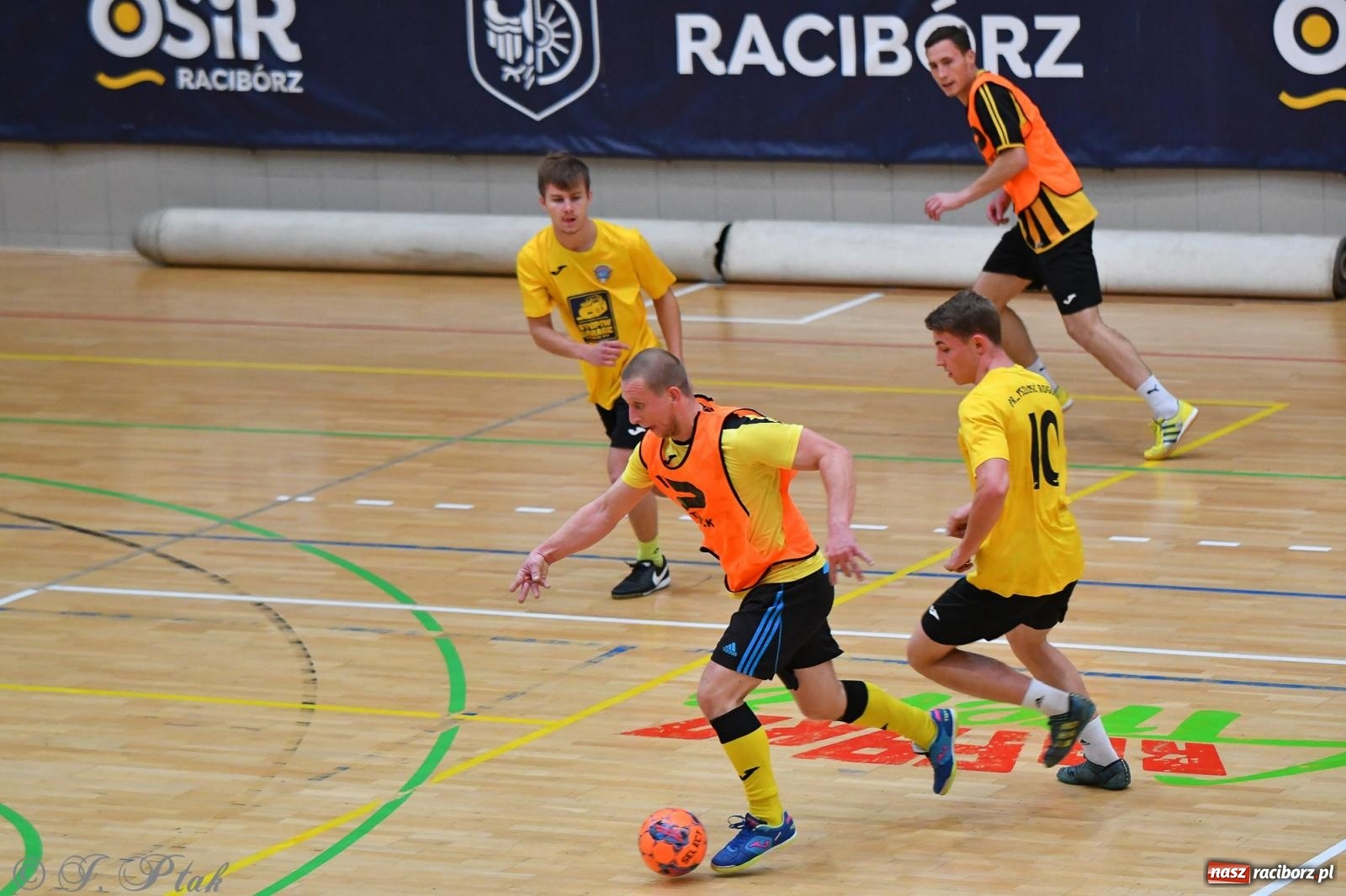 Zdjęcie w galerii na portalu naszraciborz.pl: Halowe emocje na start. Wróciły rozgrywki HLPN [FOTO i WYNIKI] wiadomości z regionu