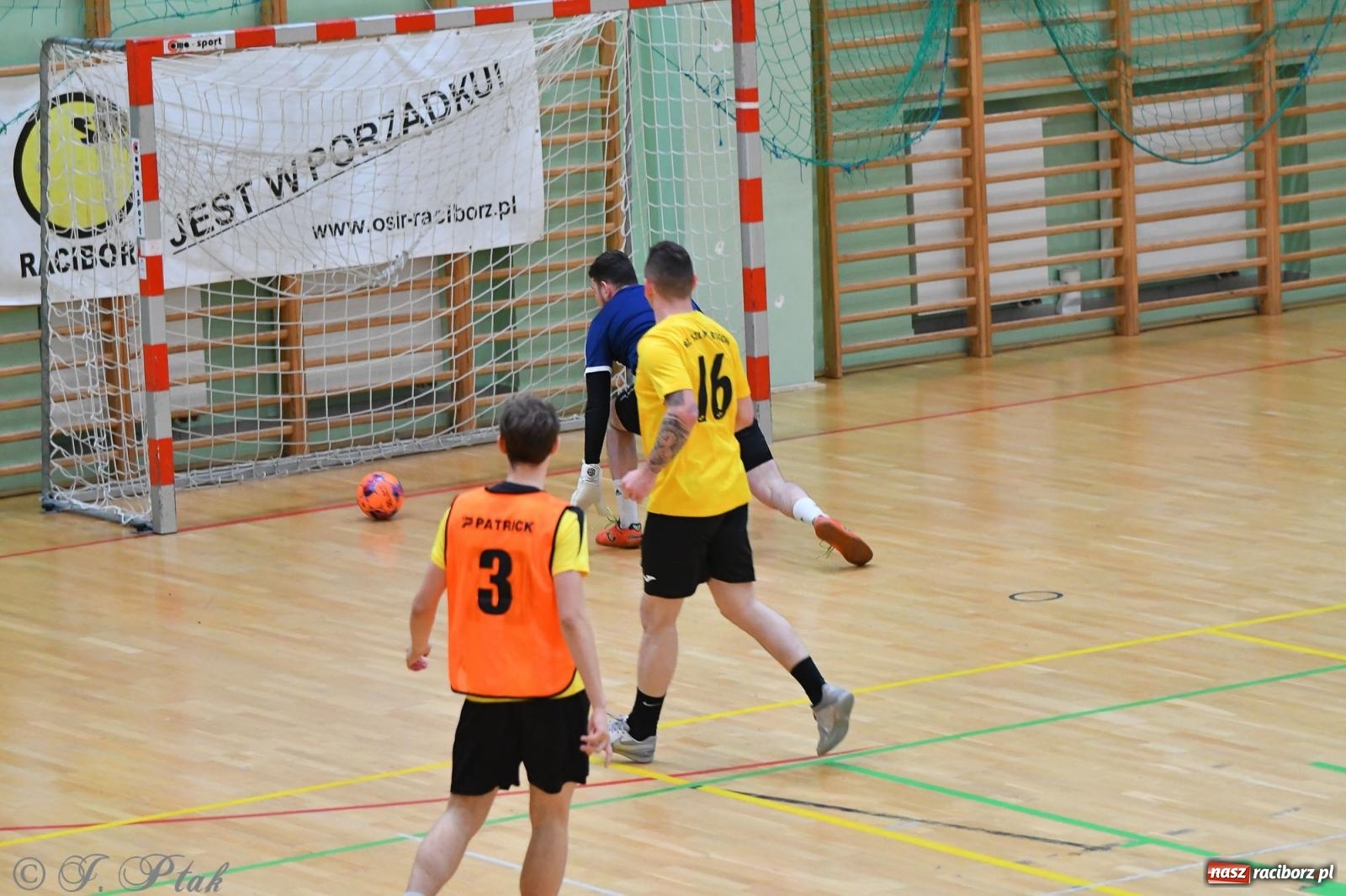 Zdjęcie w galerii na portalu naszraciborz.pl: Halowe emocje na start. Wróciły rozgrywki HLPN [FOTO i WYNIKI] wiadomości z regionu