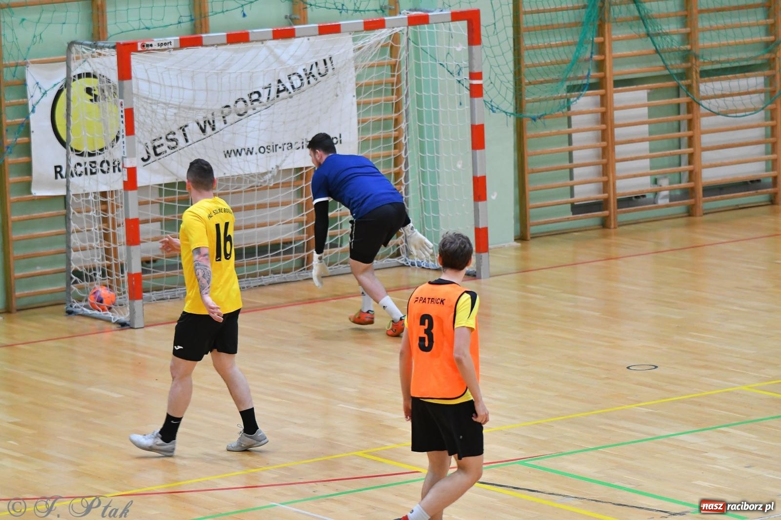 Zdjęcie w galerii na portalu naszraciborz.pl: Halowe emocje na start. Wróciły rozgrywki HLPN [FOTO i WYNIKI] wiadomości z regionu
