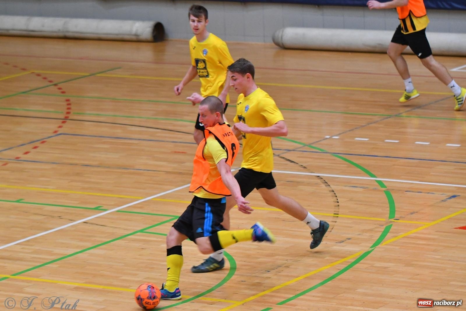 Zdjęcie w galerii na portalu naszraciborz.pl: Halowe emocje na start. Wróciły rozgrywki HLPN [FOTO i WYNIKI] wiadomości z regionu