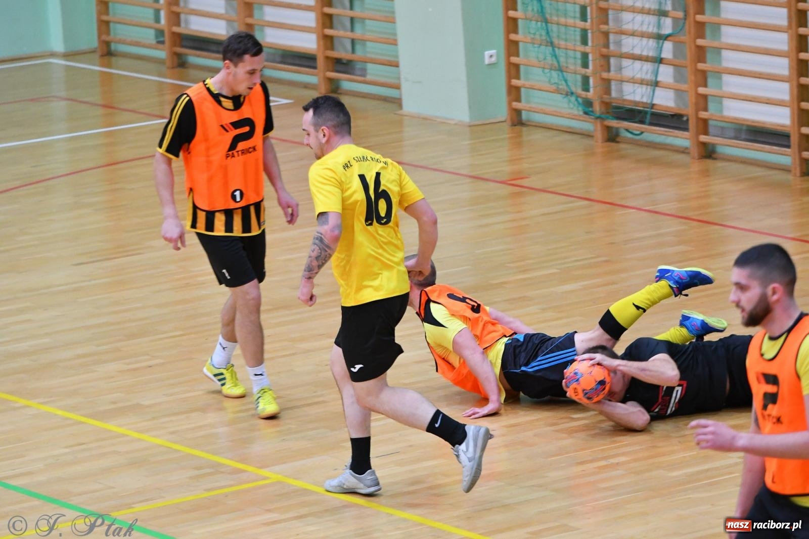 Zdjęcie w galerii na portalu naszraciborz.pl: Halowe emocje na start. Wróciły rozgrywki HLPN [FOTO i WYNIKI] wiadomości z regionu
