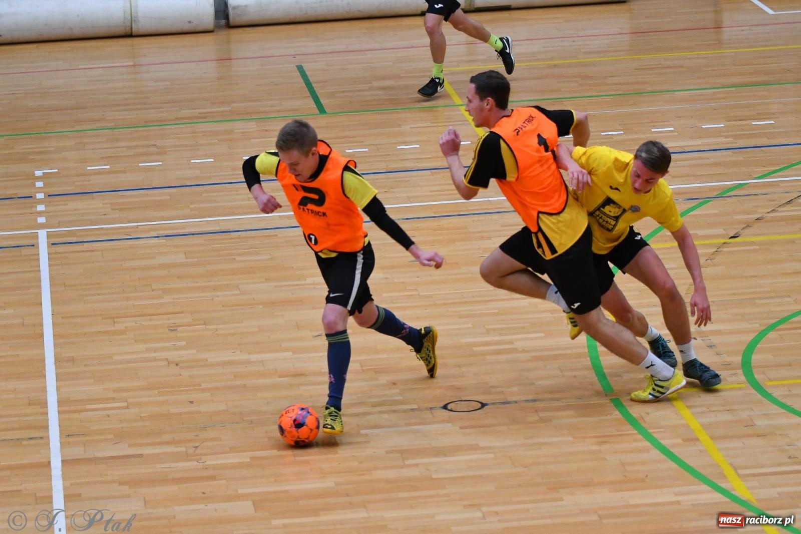Zdjęcie w galerii na portalu naszraciborz.pl: Halowe emocje na start. Wróciły rozgrywki HLPN [FOTO i WYNIKI] wiadomości z regionu