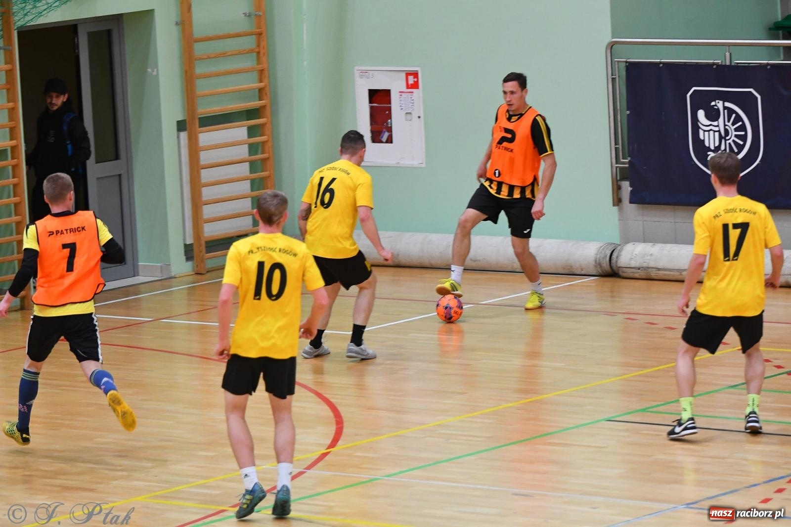 Zdjęcie w galerii na portalu naszraciborz.pl: Halowe emocje na start. Wróciły rozgrywki HLPN [FOTO i WYNIKI] wiadomości z regionu