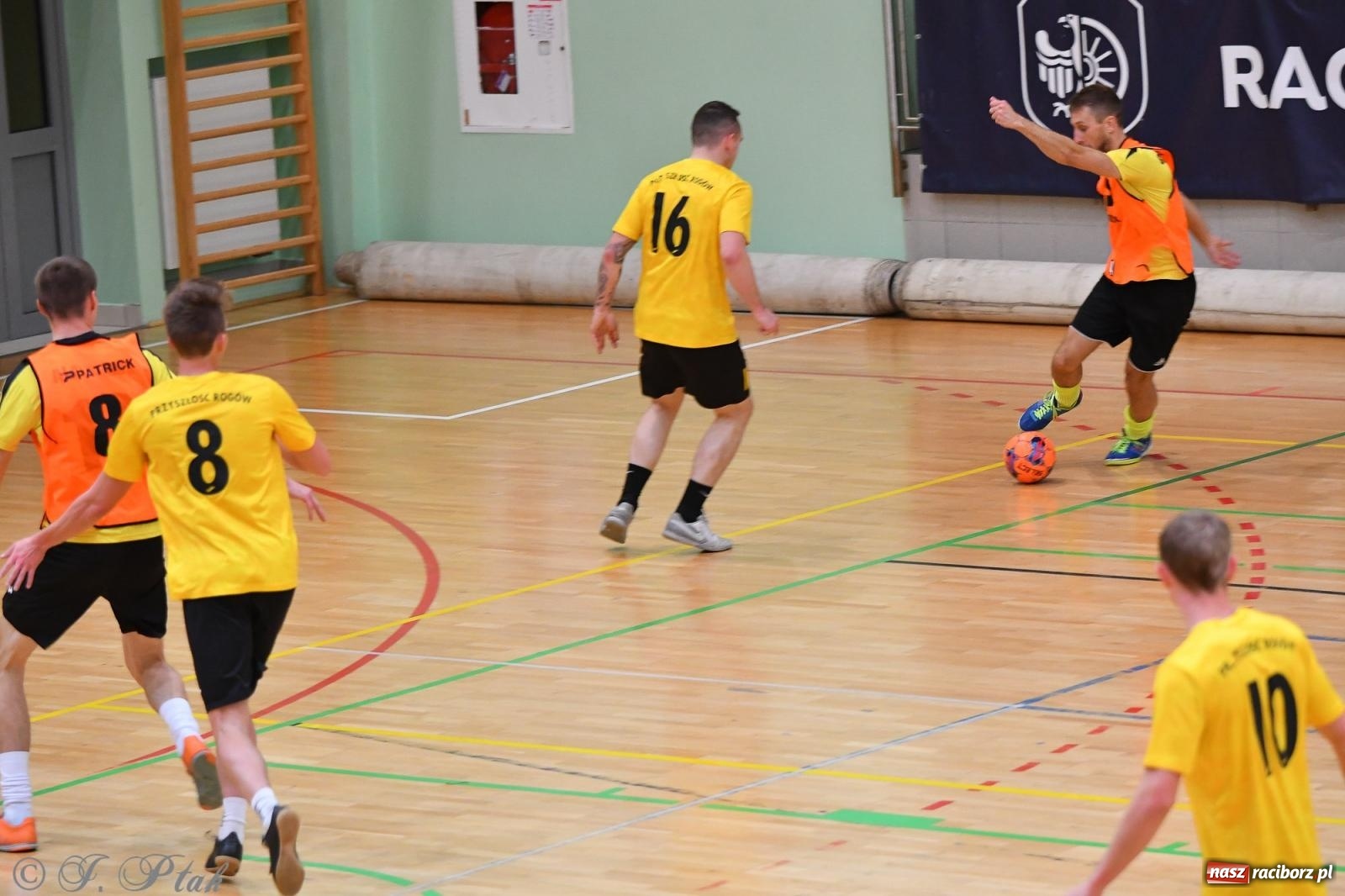 Zdjęcie w galerii na portalu naszraciborz.pl: Halowe emocje na start. Wróciły rozgrywki HLPN [FOTO i WYNIKI] wiadomości z regionu