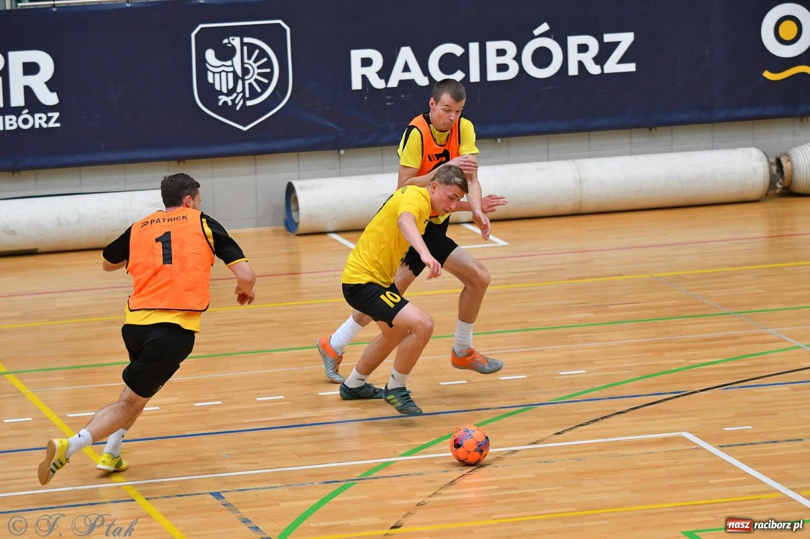 Zdjęcie w galerii na portalu naszraciborz.pl: Halowe emocje na start. Wróciły rozgrywki HLPN [FOTO i WYNIKI] wiadomości z regionu